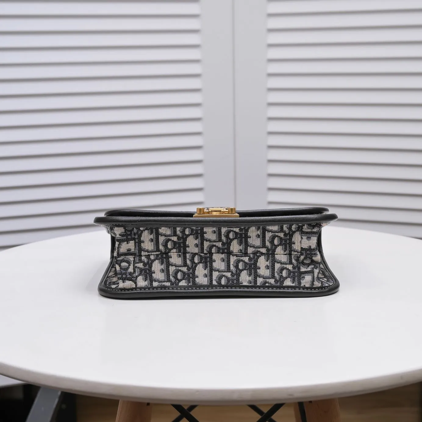 💰420￥Chain terms🔥 🔥‼ Original development! ! Every detail has been spared... 🎏DIOR OBLIQUE flip-top small handbag🎊🎏Iconic canvas with smooth calfskin details🎊👉With vintage gold metal lock 👉Vintage gold metal belt "CD" detachable chain strap👉Can be carried on the shoulder or crossbody🎯Model: 9902🎯Size: 24*16*8🎯Quality upgrade