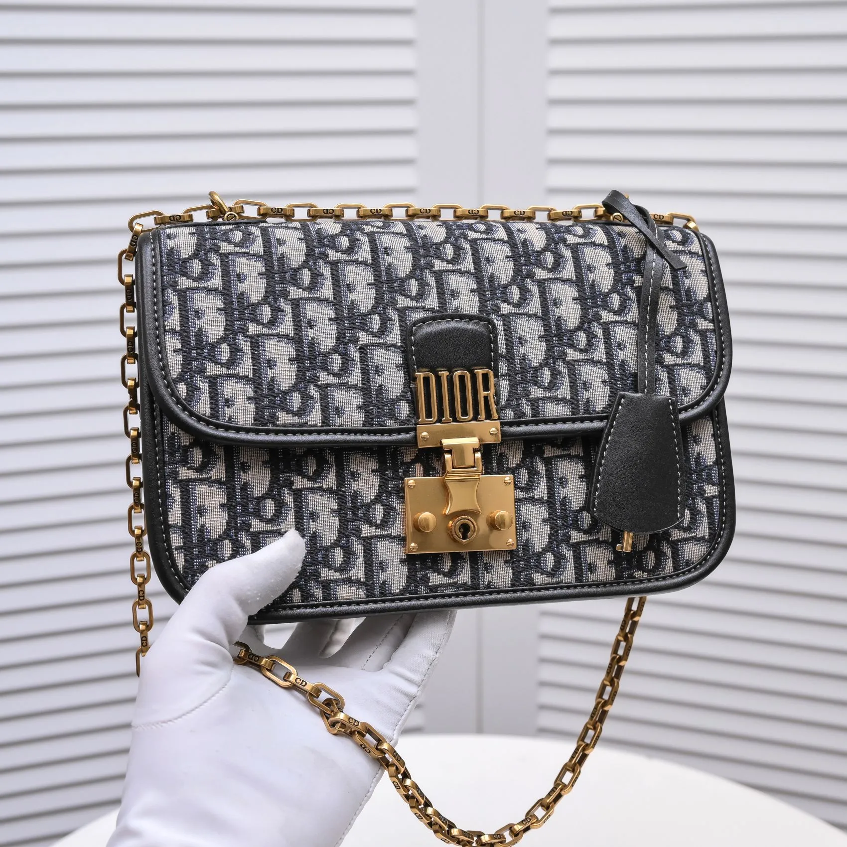 💰420￥Chain terms🔥 🔥‼ Original development! ! Every detail has been spared... 🎏DIOR OBLIQUE flip-top small handbag🎊🎏Iconic canvas with smooth calfskin details🎊👉With vintage gold metal lock 👉Vintage gold metal belt "CD" detachable chain strap👉Can be carried on the shoulder or crossbody🎯Model: 9902🎯Size: 24*16*8🎯Quality upgrade