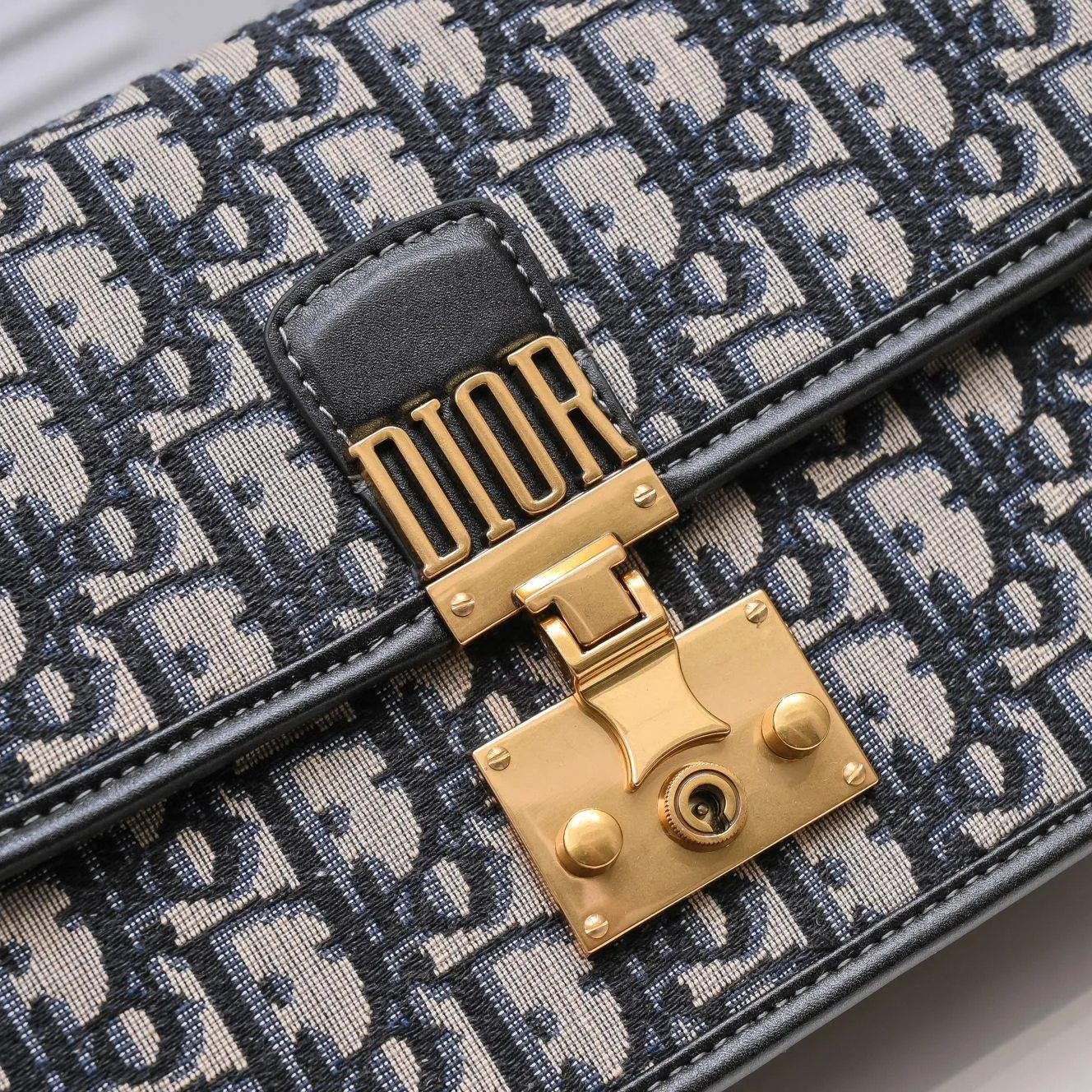 💰420￥Chain terms🔥 🔥‼ Original development! ! Every detail has been spared... 🎏DIOR OBLIQUE flip-top small handbag🎊🎏Iconic canvas with smooth calfskin details🎊👉With vintage gold metal lock 👉Vintage gold metal belt "CD" detachable chain strap👉Can be carried on the shoulder or crossbody🎯Model: 9902🎯Size: 24*16*8🎯Quality upgrade