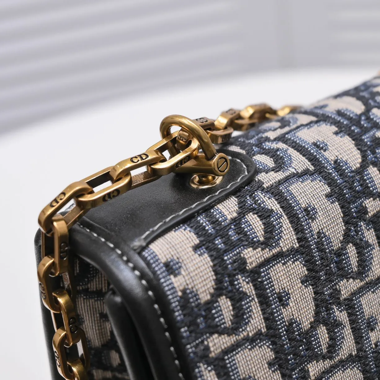 💰420￥Chain terms🔥 🔥‼ Original development! ! Every detail has been spared... 🎏DIOR OBLIQUE flip-top small handbag🎊🎏Iconic canvas with smooth calfskin details🎊👉With vintage gold metal lock 👉Vintage gold metal belt "CD" detachable chain strap👉Can be carried on the shoulder or crossbody🎯Model: 9902🎯Size: 24*16*8🎯Quality upgrade