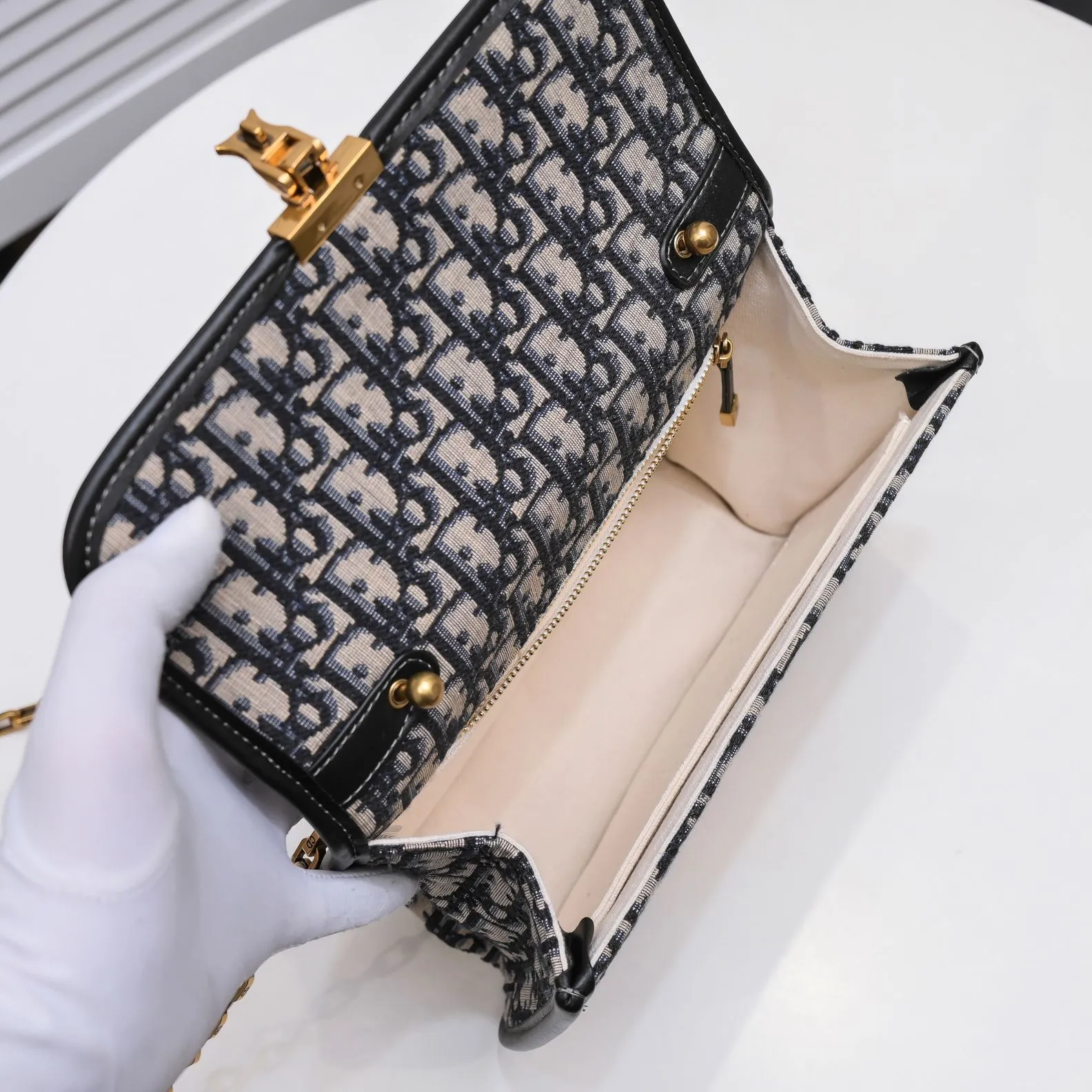 💰420￥Chain terms🔥 🔥‼ Original development! ! Every detail has been spared... 🎏DIOR OBLIQUE flip-top small handbag🎊🎏Iconic canvas with smooth calfskin details🎊👉With vintage gold metal lock 👉Vintage gold metal belt "CD" detachable chain strap👉Can be carried on the shoulder or crossbody🎯Model: 9902🎯Size: 24*16*8🎯Quality upgrade