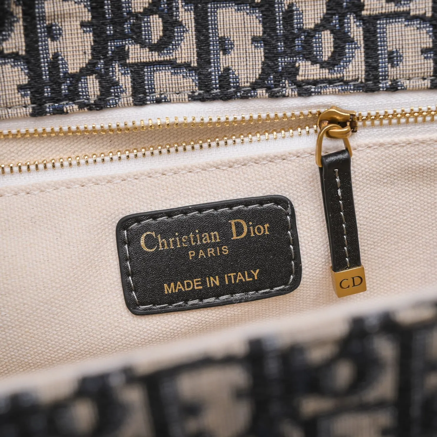 💰420￥Chain terms🔥 🔥‼ Original development! ! Every detail has been spared... 🎏DIOR OBLIQUE flip-top small handbag🎊🎏Iconic canvas with smooth calfskin details🎊👉With vintage gold metal lock 👉Vintage gold metal belt "CD" detachable chain strap👉Can be carried on the shoulder or crossbody🎯Model: 9902🎯Size: 24*16*8🎯Quality upgrade