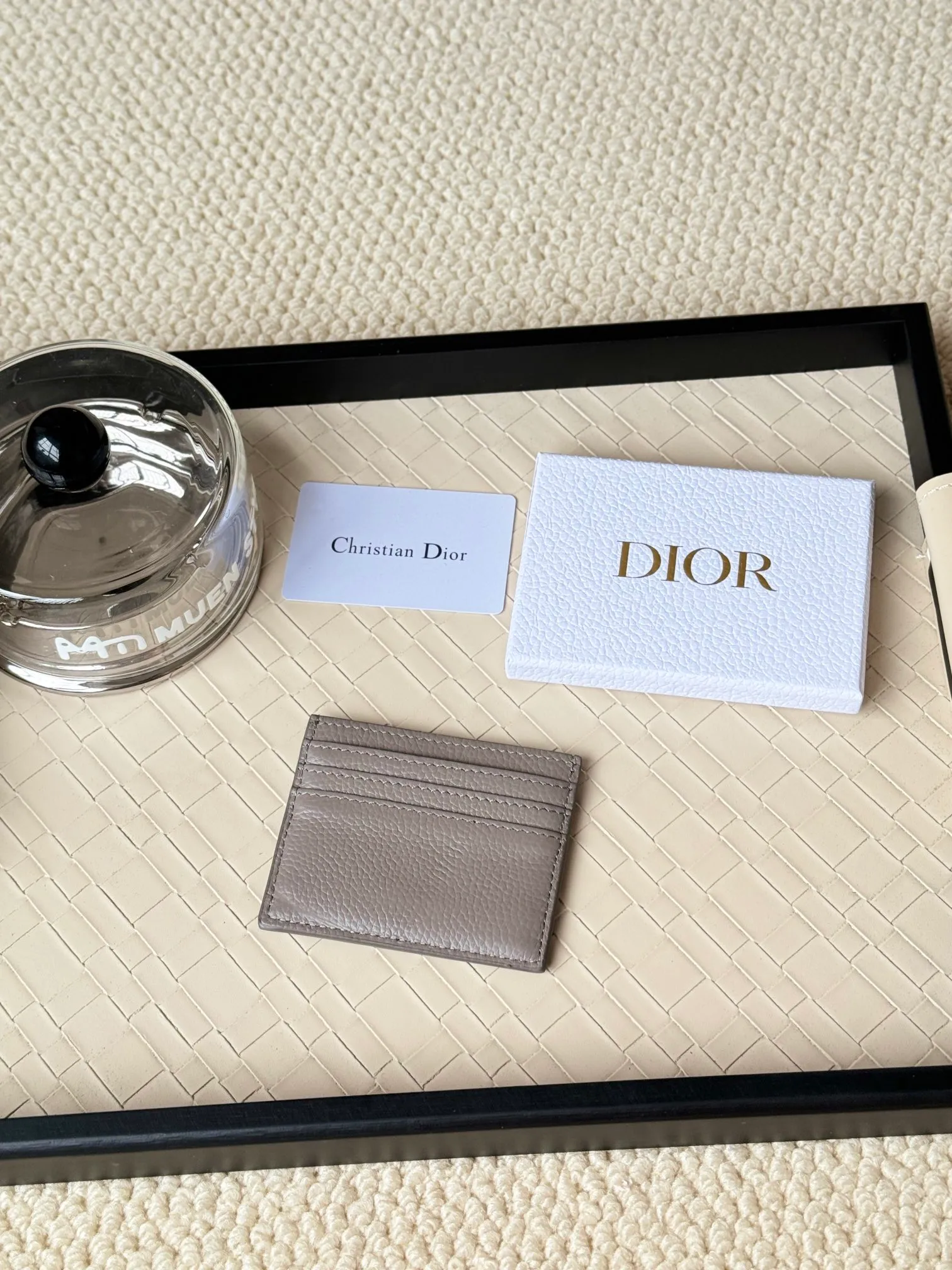 💰100 This Dior card holder is elegant and refined😍 carefully made of cowhide [strong]. There are 3 card slots on each side and 1 card slot on the top, which is exquisite and exquisite in shape. Style number: CH135 Size: 10*8cm