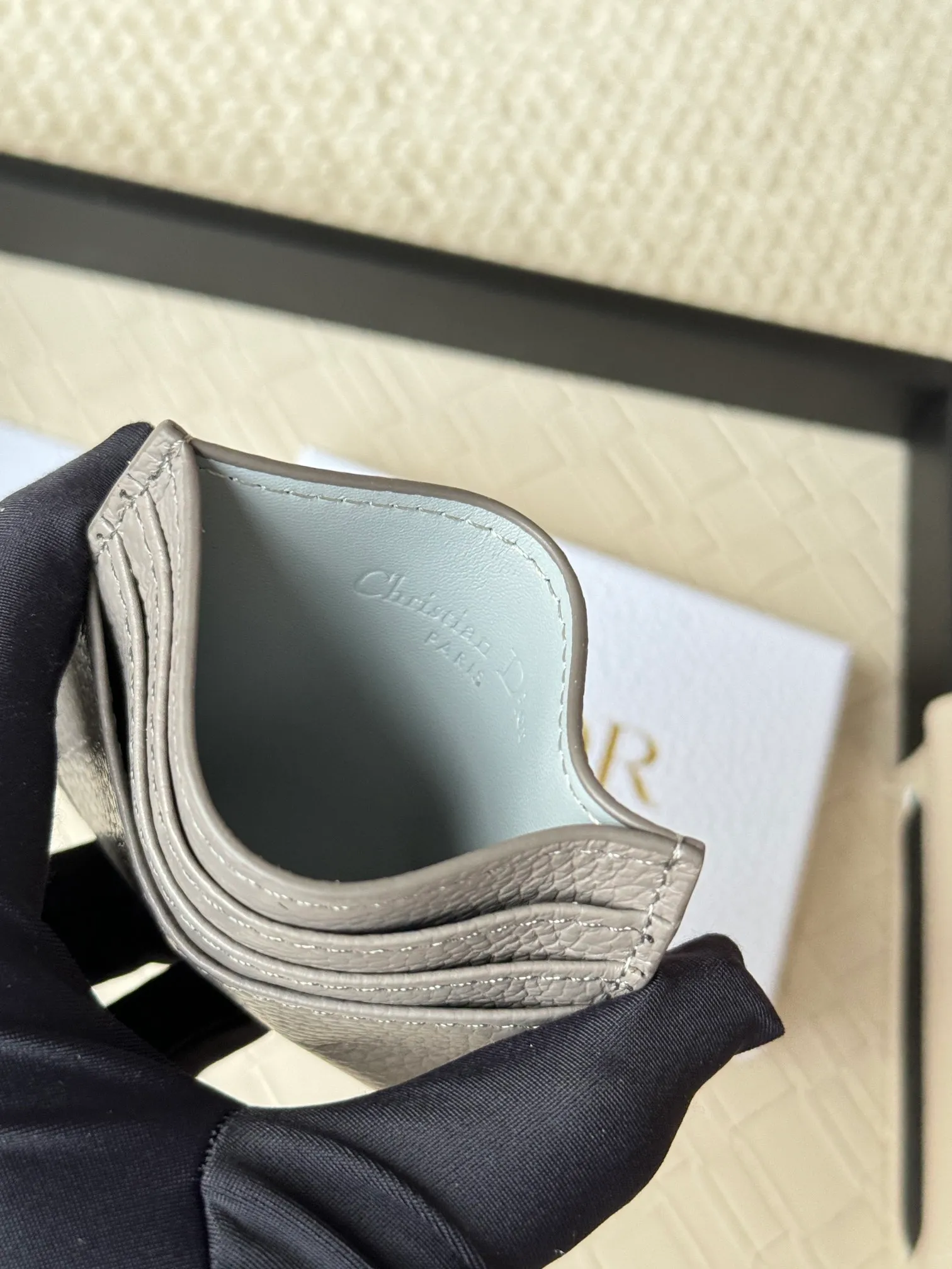 💰100 This Dior card holder is elegant and refined😍 carefully made of cowhide [strong]. There are 3 card slots on each side and 1 card slot on the top, which is exquisite and exquisite in shape. Style number: CH135 Size: 10*8cm