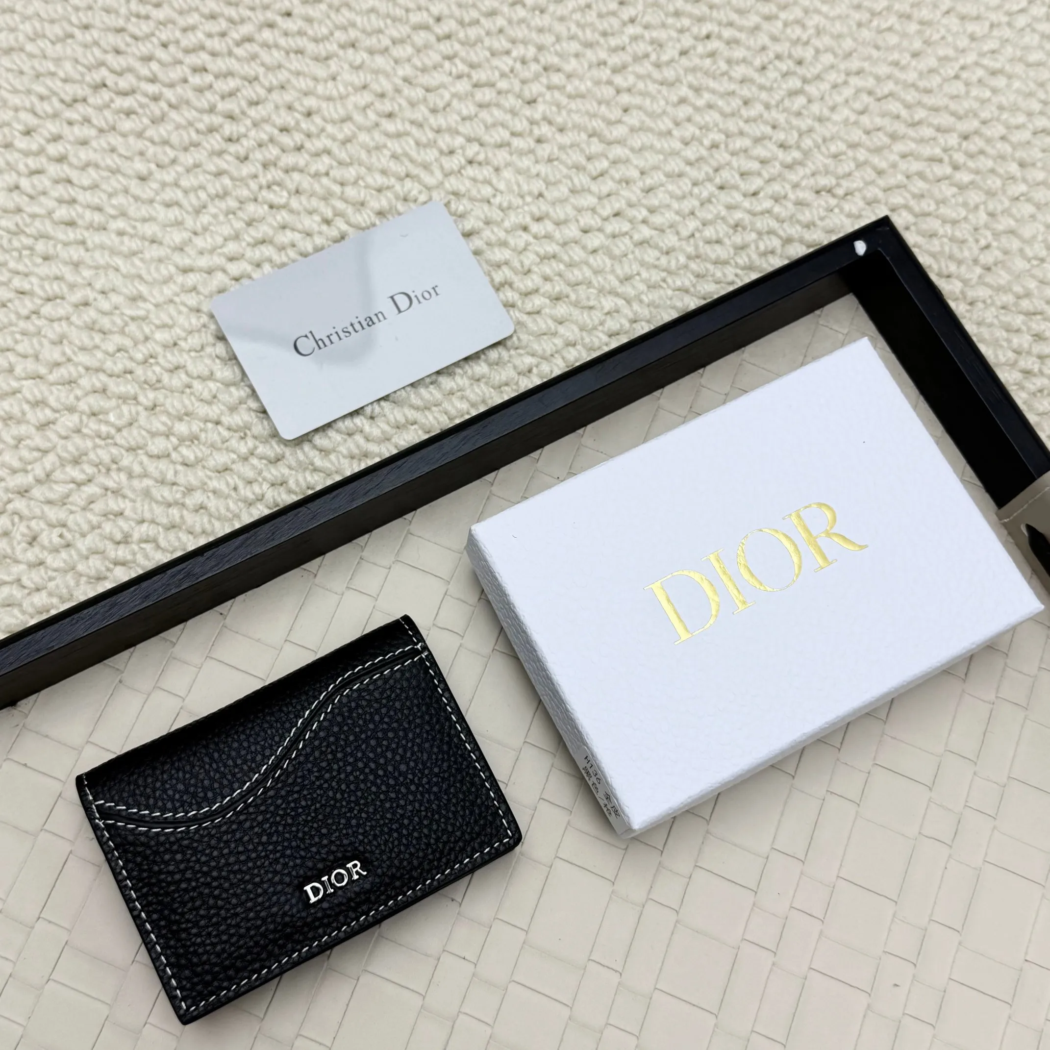 ￥120💰Business card holder is practical and exquisite👏🏻The interior is made of black smooth cowhide. Featuring an interior gusseted compartment with card slots, and a flip-top lid with two card slots. "DIOR" logo on the front and interior. No.: 136 Size: 10*6.8*2cm