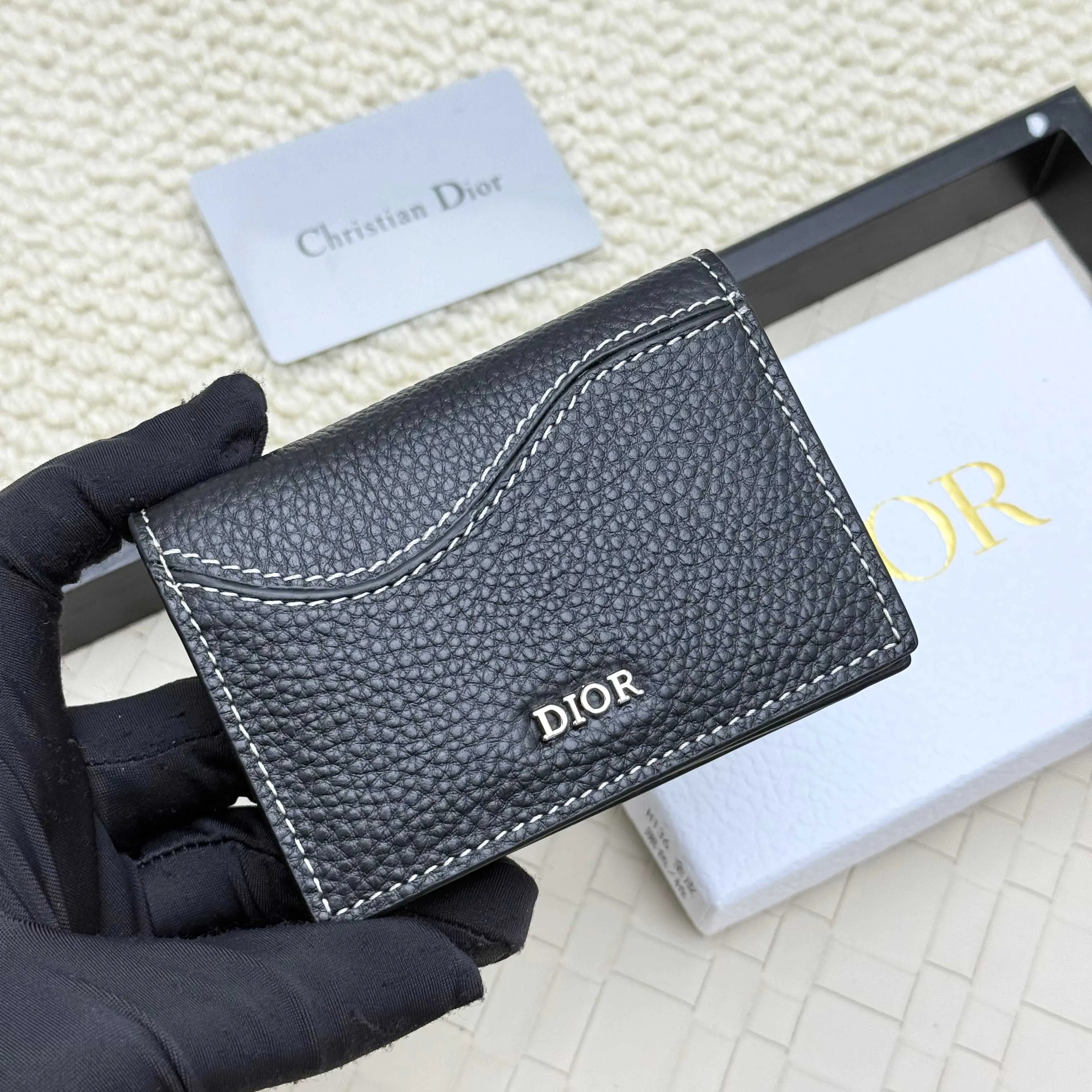 ￥120💰Business card holder is practical and exquisite👏🏻The interior is made of black smooth cowhide. Featuring an interior gusseted compartment with card slots, and a flip-top lid with two card slots. "DIOR" logo on the front and interior. No.: 136 Size: 10*6.8*2cm