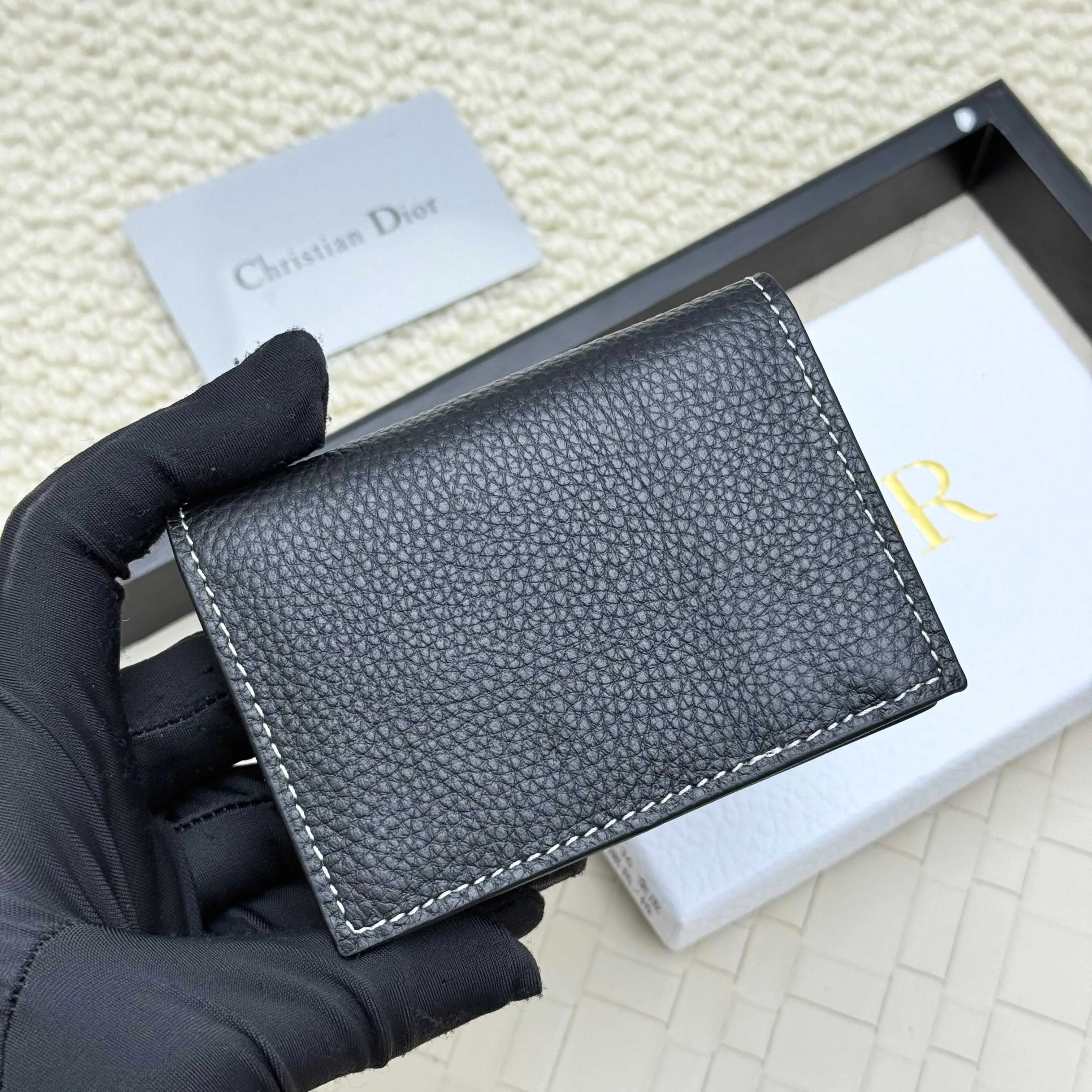 ￥120💰Business card holder is practical and exquisite👏🏻The interior is made of black smooth cowhide. Featuring an interior gusseted compartment with card slots, and a flip-top lid with two card slots. "DIOR" logo on the front and interior. No.: 136 Size: 10*6.8*2cm