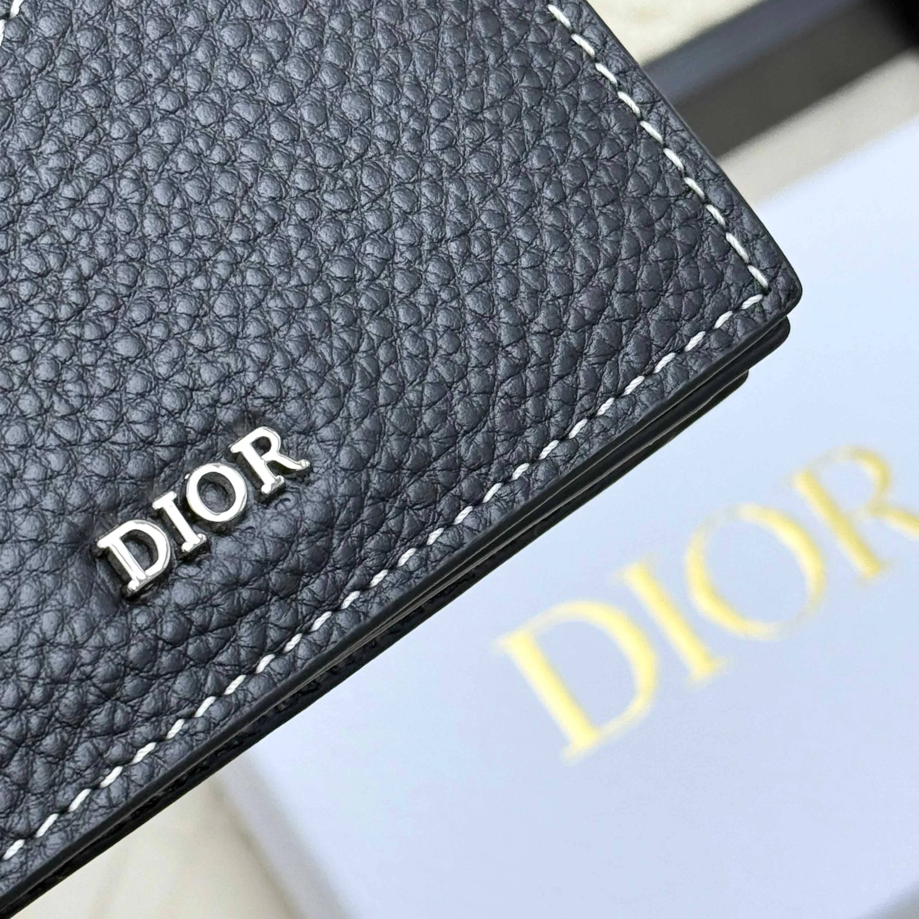 ￥120💰Business card holder is practical and exquisite👏🏻The interior is made of black smooth cowhide. Featuring an interior gusseted compartment with card slots, and a flip-top lid with two card slots. "DIOR" logo on the front and interior. No.: 136 Size: 10*6.8*2cm