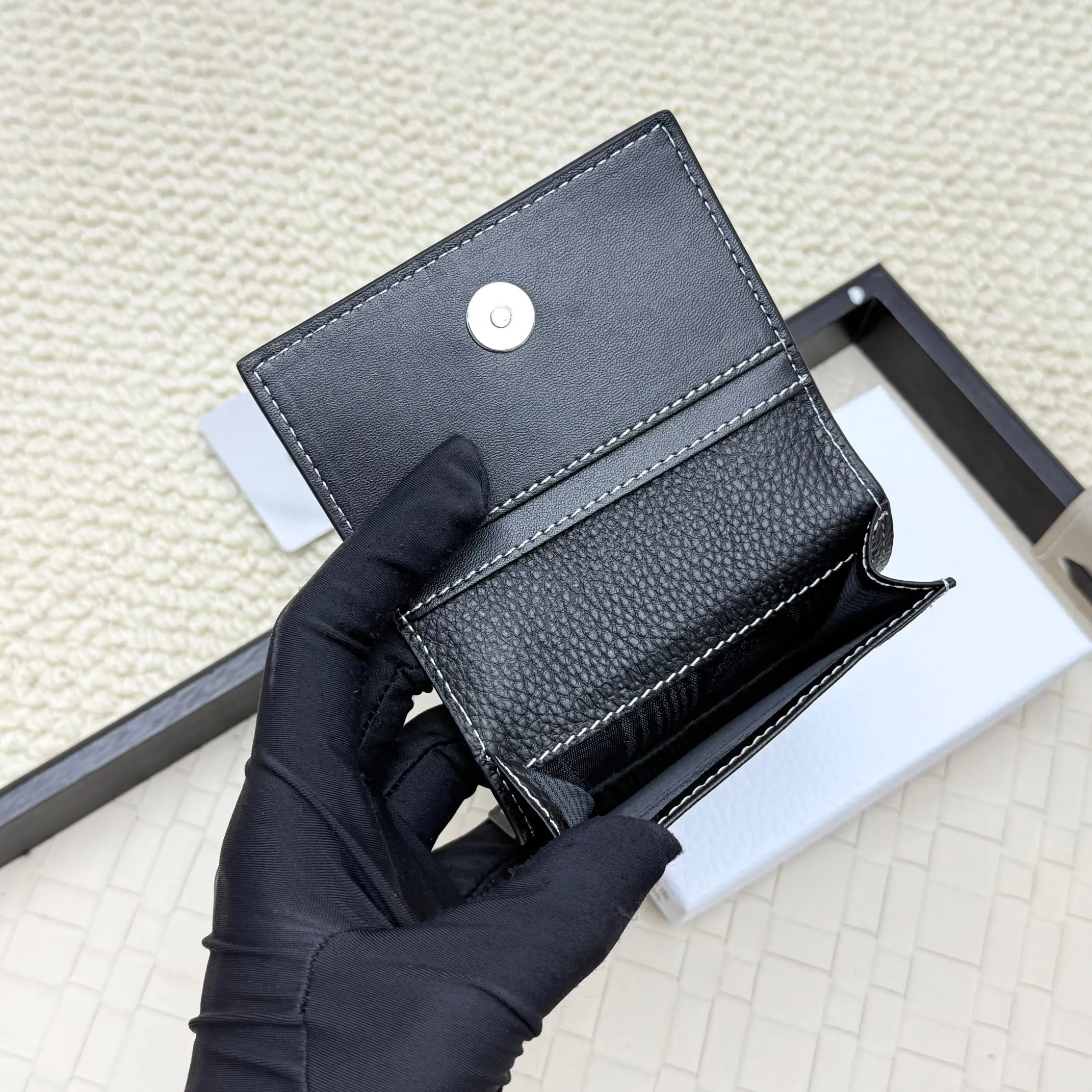 ￥120💰Business card holder is practical and exquisite👏🏻The interior is made of black smooth cowhide. Featuring an interior gusseted compartment with card slots, and a flip-top lid with two card slots. "DIOR" logo on the front and interior. No.: 136 Size: 10*6.8*2cm
