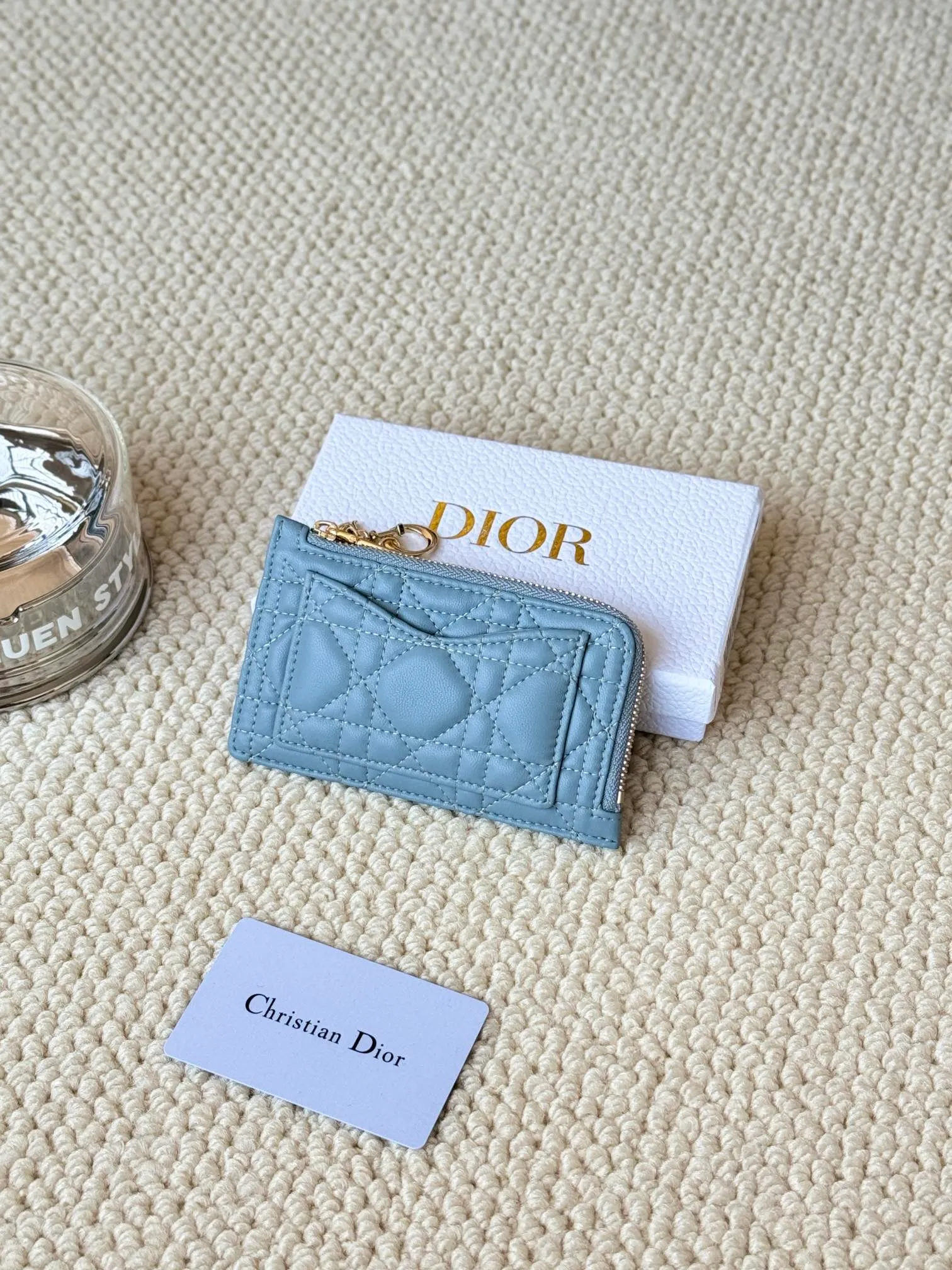 💰160Lady Dior Card Holder Sand color wallet I bought to fit into a waste bag, L-shaped opening, seven-zig card holder pull No.: S0965 There are too many front patch pockets to hold cards. The banknotes need to be folded 40% off, 30% off can be placed but it has a zipper. The size is 13.5*8.5*1.5 cm. The Dior card holder meets my various needs. Compared with other styles, it is thin, compact and has a large capacity. There is no conspicuous big LOGO, it will not scratch when placed in the bag, and it is relatively low-key and classic. There is a special place for access control cards, so you don’t need to mix them with bank cards. When I used to swipe access control cards, I couldn’t swipe them because there were too many cards, so I had to take out the access control cards separately. There is a zipper, so you don't have to worry about putting important things out, and the zipper is half-open, so it's more convenient to put things in and take things out than having only one side.