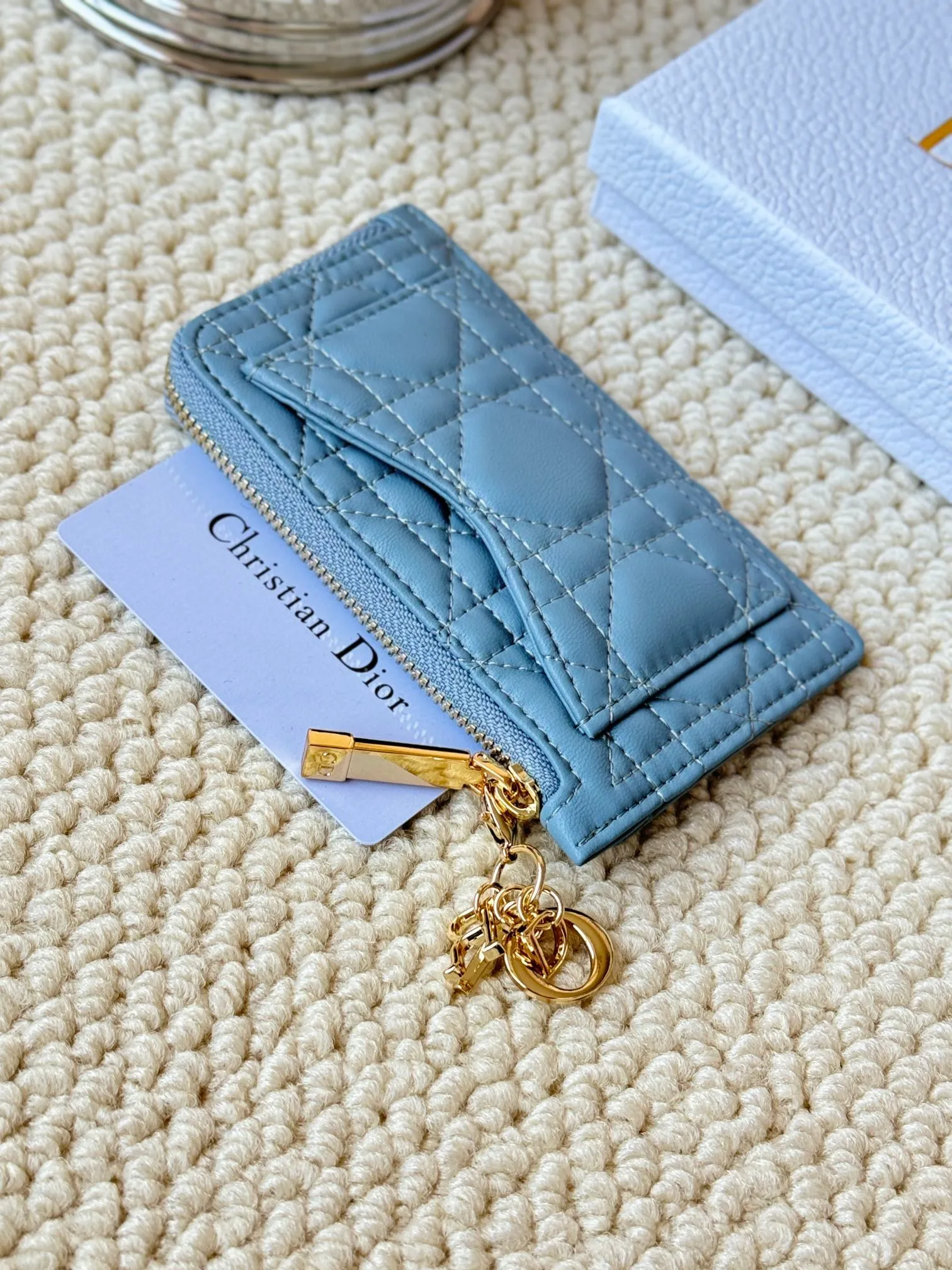 💰160Lady Dior Card Holder Sand color wallet I bought to fit into a waste bag, L-shaped opening, seven-zig card holder pull No.: S0965 There are too many front patch pockets to hold cards. The banknotes need to be folded 40% off, 30% off can be placed but it has a zipper. The size is 13.5*8.5*1.5 cm. The Dior card holder meets my various needs. Compared with other styles, it is thin, compact and has a large capacity. There is no conspicuous big LOGO, it will not scratch when placed in the bag, and it is relatively low-key and classic. There is a special place for access control cards, so you don’t need to mix them with bank cards. When I used to swipe access control cards, I couldn’t swipe them because there were too many cards, so I had to take out the access control cards separately. There is a zipper, so you don't have to worry about putting important things out, and the zipper is half-open, so it's more convenient to put things in and take things out than having only one side.