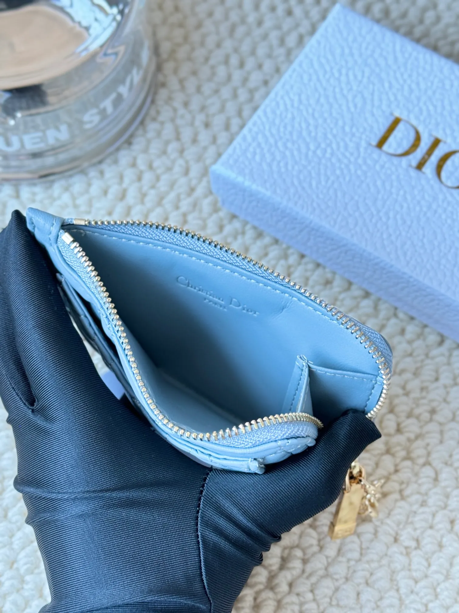 💰160Lady Dior Card Holder Sand color wallet I bought to fit into a waste bag, L-shaped opening, seven-zig card holder pull No.: S0965 There are too many front patch pockets to hold cards. The banknotes need to be folded 40% off, 30% off can be placed but it has a zipper. The size is 13.5*8.5*1.5 cm. The Dior card holder meets my various needs. Compared with other styles, it is thin, compact and has a large capacity. There is no conspicuous big LOGO, it will not scratch when placed in the bag, and it is relatively low-key and classic. There is a special place for access control cards, so you don’t need to mix them with bank cards. When I used to swipe access control cards, I couldn’t swipe them because there were too many cards, so I had to take out the access control cards separately. There is a zipper, so you don't have to worry about putting important things out, and the zipper is half-open, so it's more convenient to put things in and take things out than having only one side.