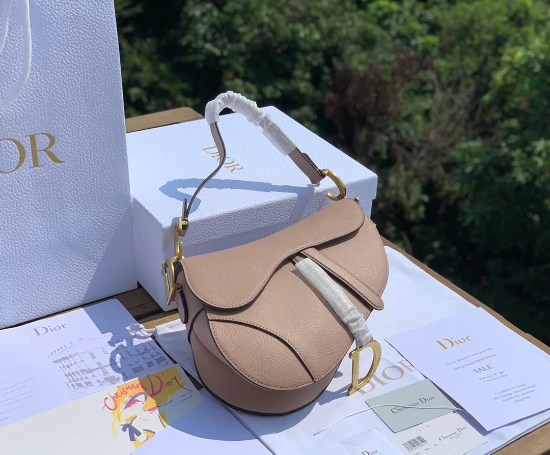 ❗️❗️❗️Free shipping with SF for year-end events❗️❗️❗️💰1700 Size 25.5-20-6.5cm [Milk Tea Color] Overseas channel, Dior The all-leather saddle bag is a timeless classic. The unique shape is eye-catching. The gentle milk tea color is the first choice of many girls. It is 100% made of imported pebbled grain calfskin. It is easier to maintain the silhouette than the smooth leather surface previously released. The leather is soft and delicate, with clear grain lines, good gloss, and durability. I feel that this bag will explode every time it is shipped. 🔥