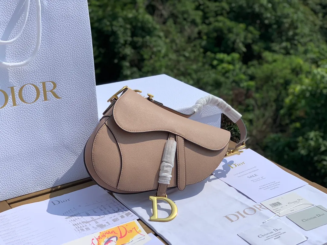 ❗️❗️❗️Free shipping with SF for year-end events❗️❗️❗️💰1700 Size 25.5-20-6.5cm [Milk Tea Color] Overseas channel, Dior The all-leather saddle bag is a timeless classic. The unique shape is eye-catching. The gentle milk tea color is the first choice of many girls. It is 100% made of imported pebbled grain calfskin. It is easier to maintain the silhouette than the smooth leather surface previously released. The leather is soft and delicate, with clear grain lines, good gloss, and durability. I feel that this bag will explode every time it is shipped. 🔥