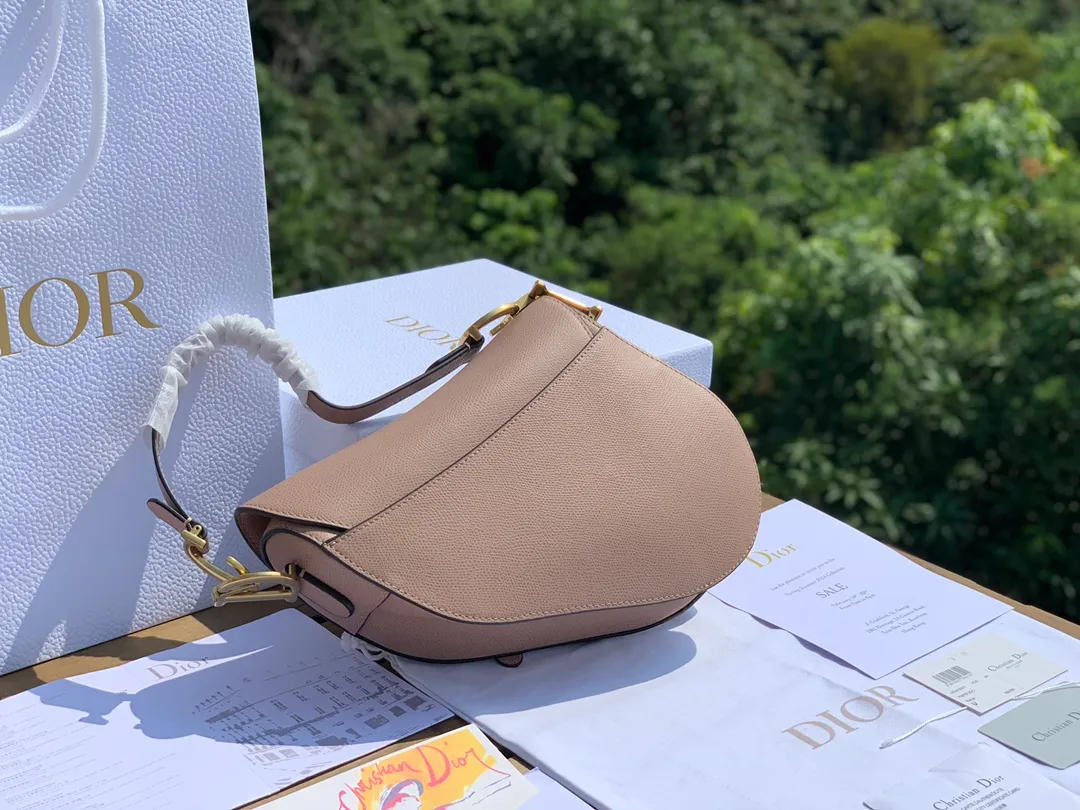❗️❗️❗️Free shipping with SF for year-end events❗️❗️❗️💰1700 Size 25.5-20-6.5cm [Milk Tea Color] Overseas channel, Dior The all-leather saddle bag is a timeless classic. The unique shape is eye-catching. The gentle milk tea color is the first choice of many girls. It is 100% made of imported pebbled grain calfskin. It is easier to maintain the silhouette than the smooth leather surface previously released. The leather is soft and delicate, with clear grain lines, good gloss, and durability. I feel that this bag will explode every time it is shipped. 🔥