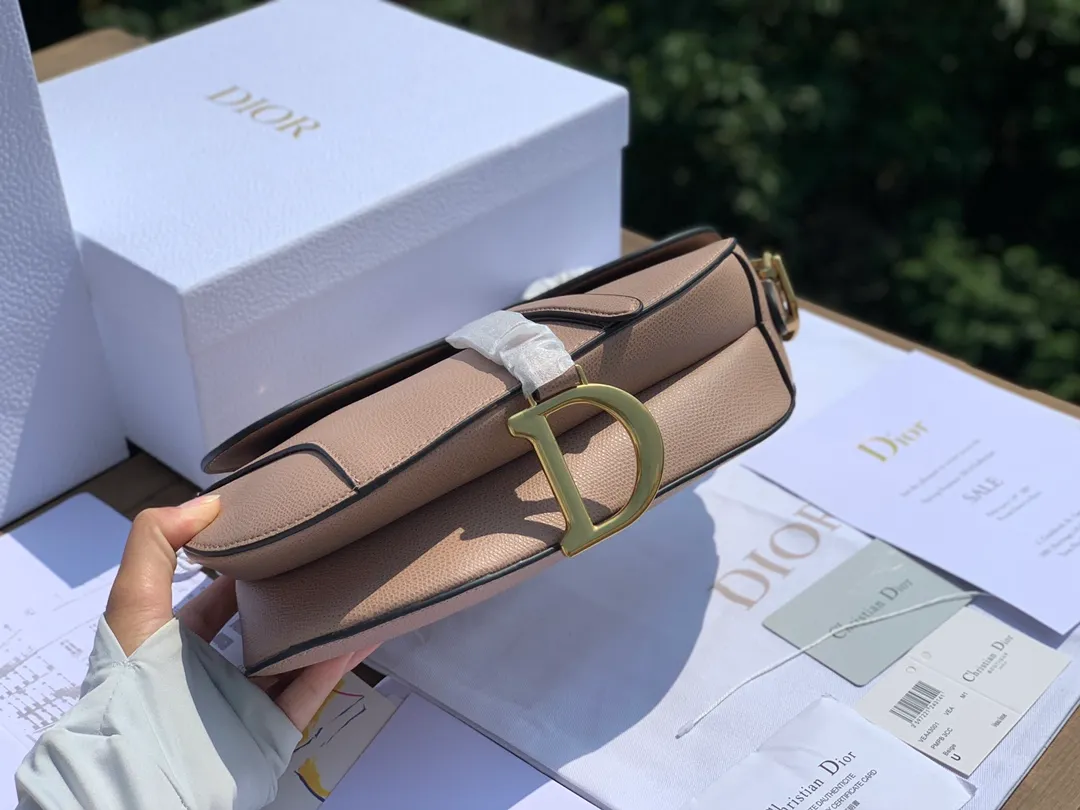 ❗️❗️❗️Free shipping with SF for year-end events❗️❗️❗️💰1700 Size 25.5-20-6.5cm [Milk Tea Color] Overseas channel, Dior The all-leather saddle bag is a timeless classic. The unique shape is eye-catching. The gentle milk tea color is the first choice of many girls. It is 100% made of imported pebbled grain calfskin. It is easier to maintain the silhouette than the smooth leather surface previously released. The leather is soft and delicate, with clear grain lines, good gloss, and durability. I feel that this bag will explode every time it is shipped. 🔥