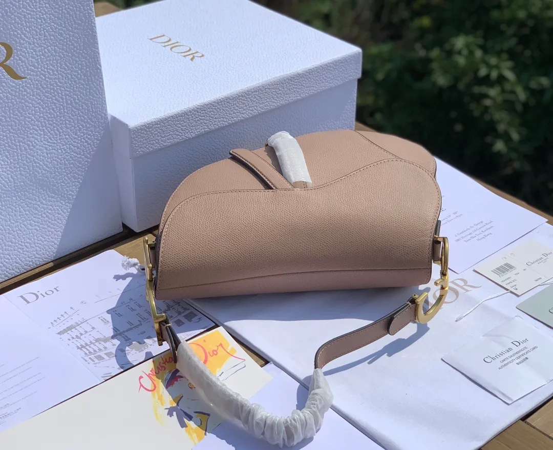 ❗️❗️❗️Free shipping with SF for year-end events❗️❗️❗️💰1700 Size 25.5-20-6.5cm [Milk Tea Color] Overseas channel, Dior The all-leather saddle bag is a timeless classic. The unique shape is eye-catching. The gentle milk tea color is the first choice of many girls. It is 100% made of imported pebbled grain calfskin. It is easier to maintain the silhouette than the smooth leather surface previously released. The leather is soft and delicate, with clear grain lines, good gloss, and durability. I feel that this bag will explode every time it is shipped. 🔥