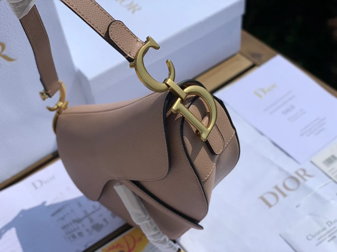 ❗️❗️❗️Free shipping with SF for year-end events❗️❗️❗️💰1700 Size 25.5-20-6.5cm [Milk Tea Color] Overseas channel, Dior The all-leather saddle bag is a timeless classic. The unique shape is eye-catching. The gentle milk tea color is the first choice of many girls. It is 100% made of imported pebbled grain calfskin. It is easier to maintain the silhouette than the smooth leather surface previously released. The leather is soft and delicate, with clear grain lines, good gloss, and durability. I feel that this bag will explode every time it is shipped. 🔥