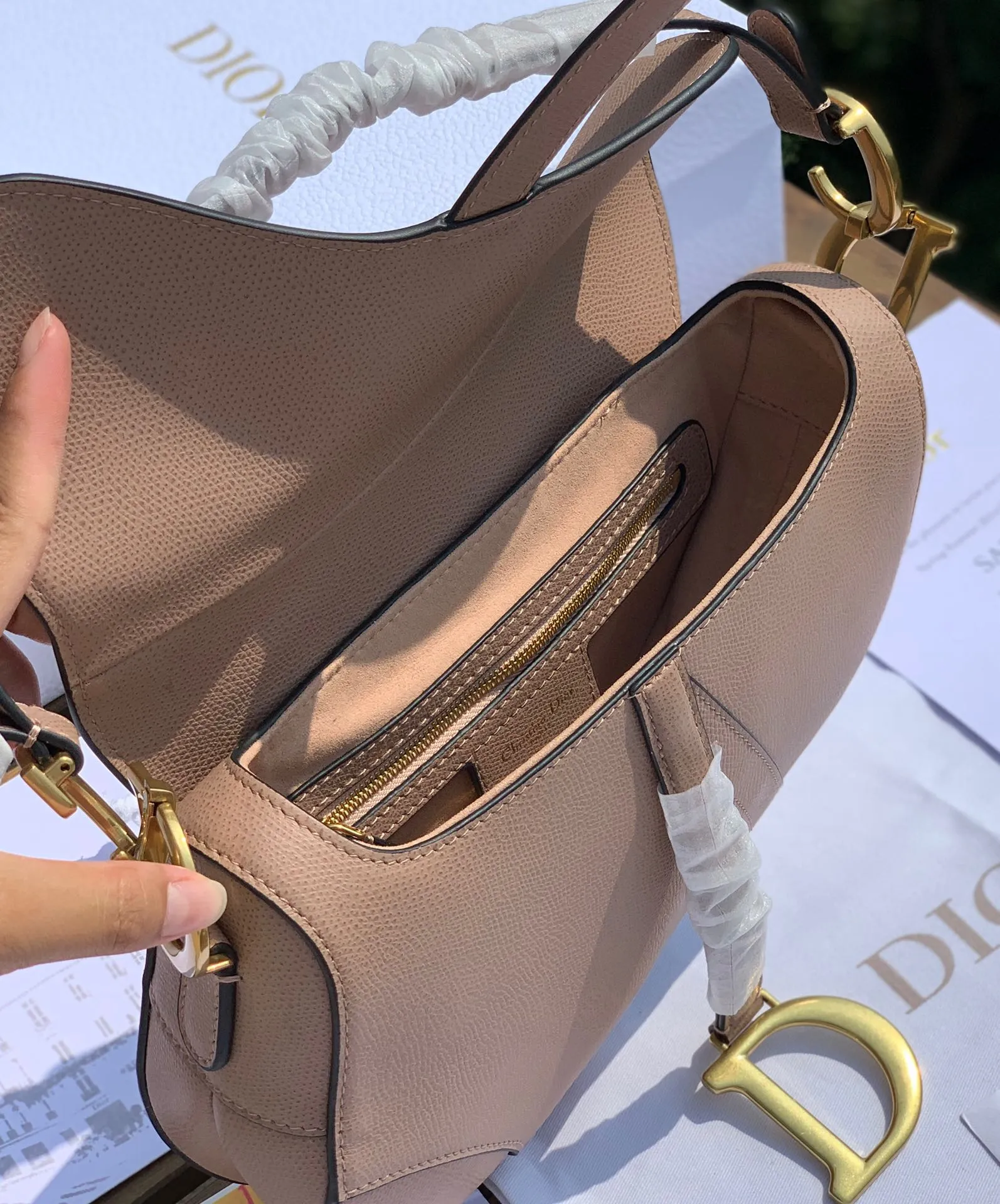 ❗️❗️❗️Free shipping with SF for year-end events❗️❗️❗️💰1700 Size 25.5-20-6.5cm [Milk Tea Color] Overseas channel, Dior The all-leather saddle bag is a timeless classic. The unique shape is eye-catching. The gentle milk tea color is the first choice of many girls. It is 100% made of imported pebbled grain calfskin. It is easier to maintain the silhouette than the smooth leather surface previously released. The leather is soft and delicate, with clear grain lines, good gloss, and durability. I feel that this bag will explode every time it is shipped. 🔥