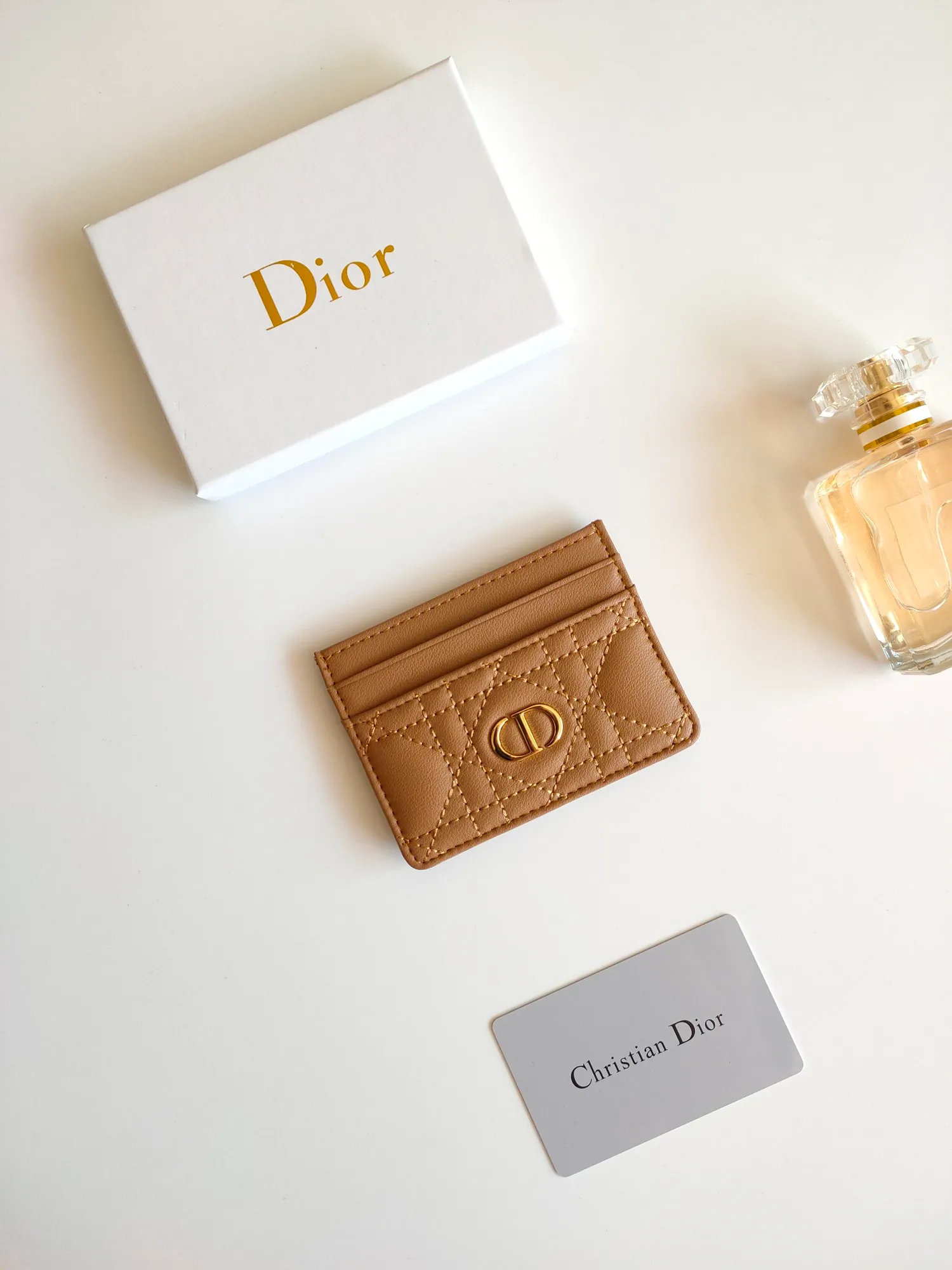 ￥90😍The Dior Caro five-compartment card holder is a new product this season, elegant and practical. Style number: S5130. Carefully crafted from soft cowhide, decorated with cannage pattern topstitching and embellished with the "CD" logo on the front. Elegant and sophisticated, it has five card slots and is suitable for various occasions. Size:10.5*7.5cm