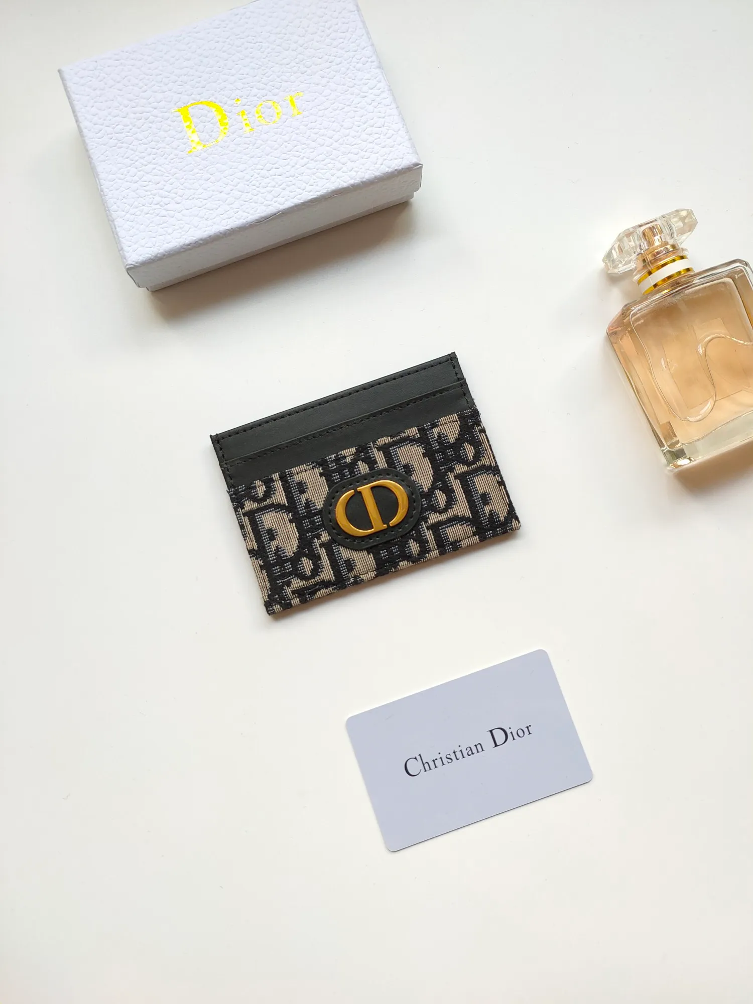 ￥90😍DIOR’s new S2152 30Montaigne card holder is elegant and practical. Crafted from blue Oblique printed fabric, it features a CD logo on the front and five card slots. Pair with other 30 Montaigne pieces for a stylish and elegant look. Size: 10.5*7.5cm