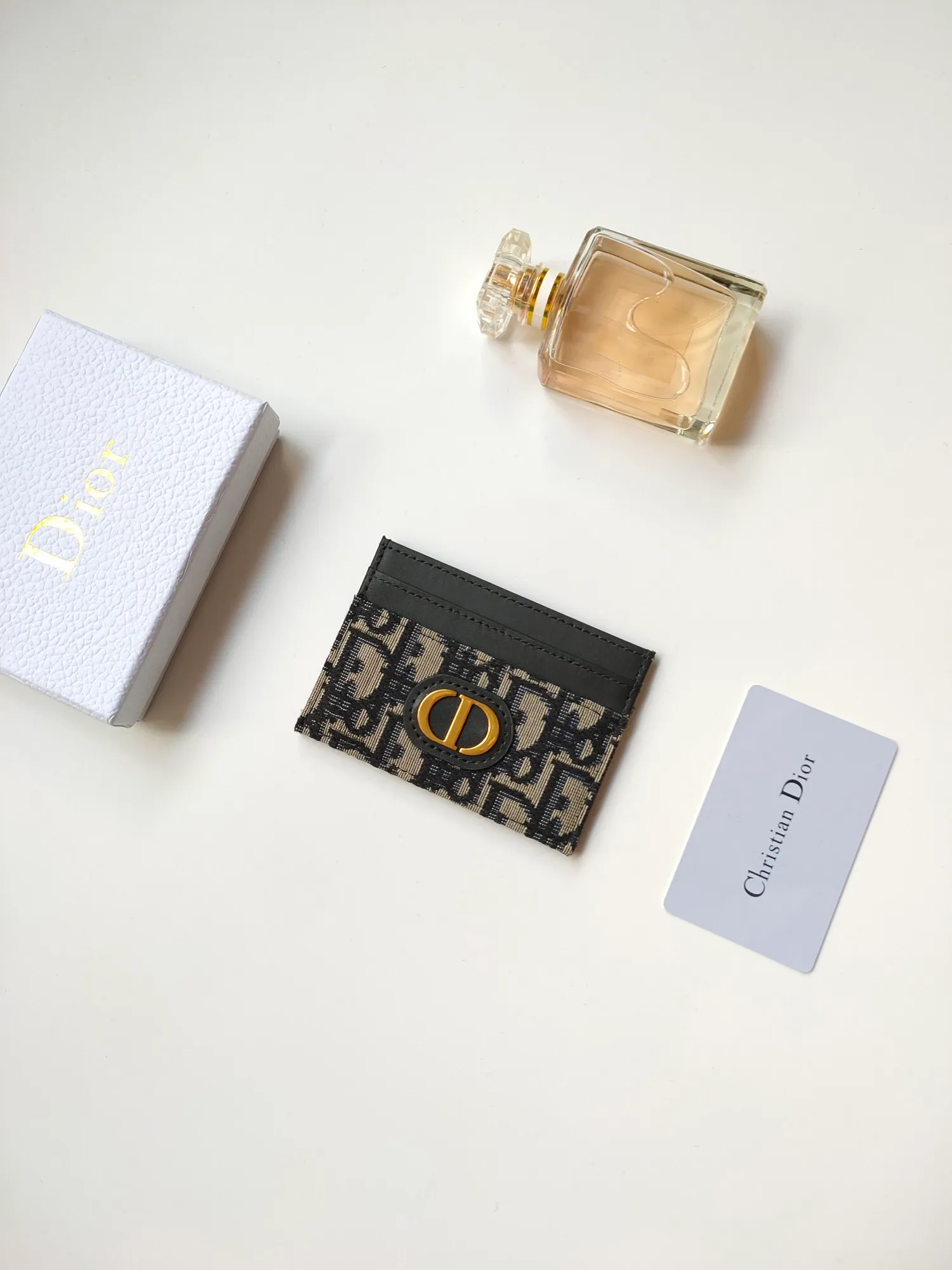 ￥90😍DIOR’s new S2152 30Montaigne card holder is elegant and practical. Crafted from blue Oblique printed fabric, it features a CD logo on the front and five card slots. Pair with other 30 Montaigne pieces for a stylish and elegant look. Size: 10.5*7.5cm