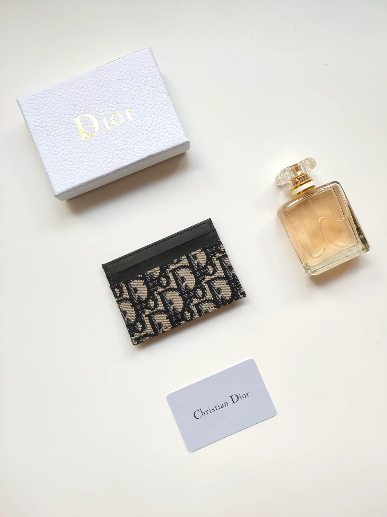 ￥90😍DIOR’s new S2152 30Montaigne card holder is elegant and practical. Crafted from blue Oblique printed fabric, it features a CD logo on the front and five card slots. Pair with other 30 Montaigne pieces for a stylish and elegant look. Size: 10.5*7.5cm