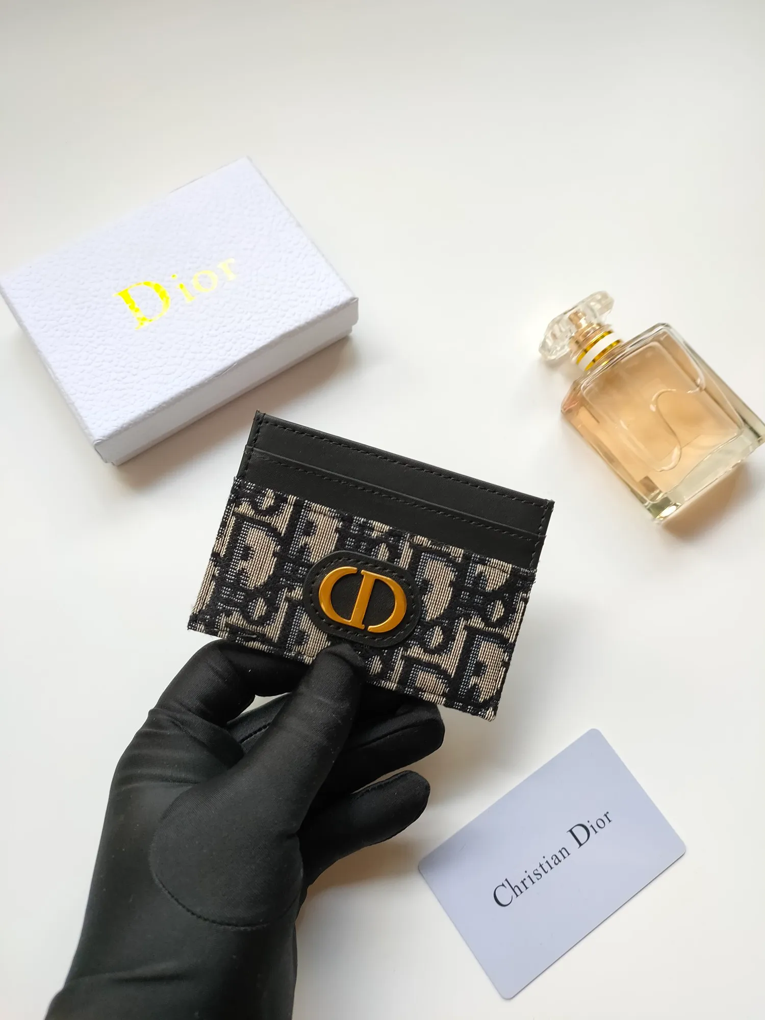 ￥90😍DIOR’s new S2152 30Montaigne card holder is elegant and practical. Crafted from blue Oblique printed fabric, it features a CD logo on the front and five card slots. Pair with other 30 Montaigne pieces for a stylish and elegant look. Size: 10.5*7.5cm