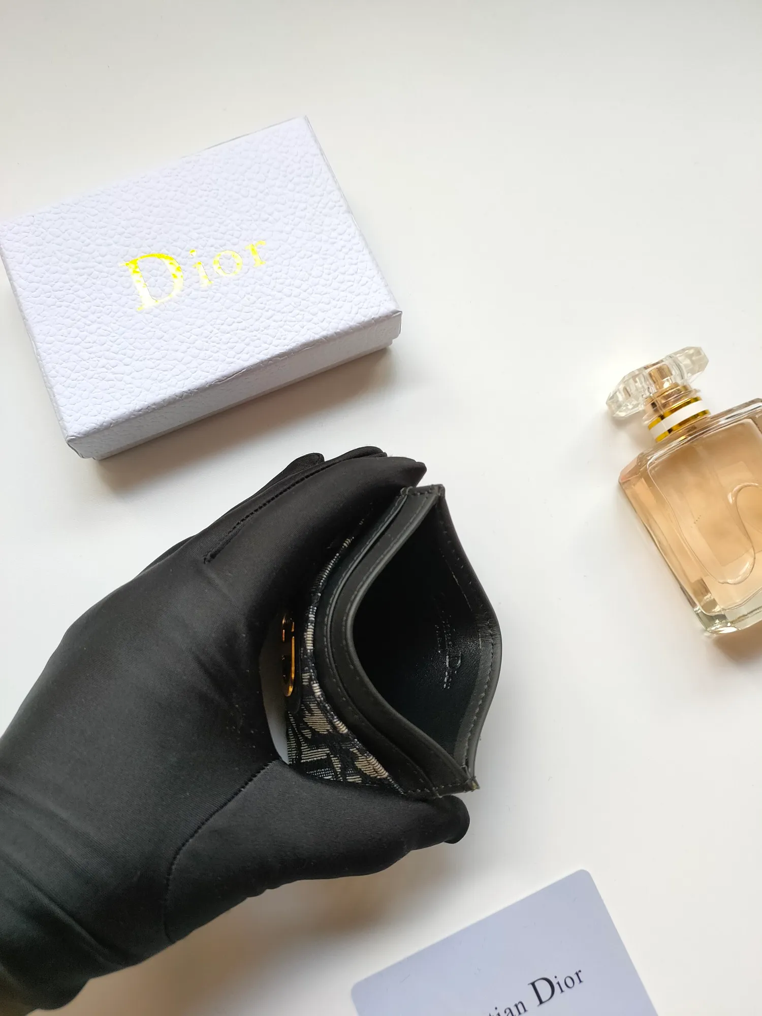 ￥90😍DIOR’s new S2152 30Montaigne card holder is elegant and practical. Crafted from blue Oblique printed fabric, it features a CD logo on the front and five card slots. Pair with other 30 Montaigne pieces for a stylish and elegant look. Size: 10.5*7.5cm