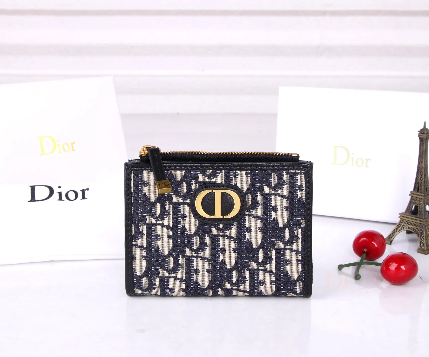 💰P170 Style No.: 3017-4 Brand: Dior Color: Black Size: 11.5*9*2 Description: The latest models from Dior counters are now available! Made of imported PVC with calfskin, the workmanship is exquisite, comparable to that of counters! Multifunctional small wallet, super practical! 3864