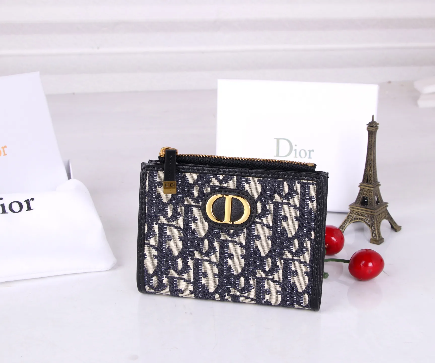 💰P170 Style No.: 3017-4 Brand: Dior Color: Black Size: 11.5*9*2 Description: The latest models from Dior counters are now available! Made of imported PVC with calfskin, the workmanship is exquisite, comparable to that of counters! Multifunctional small wallet, super practical! 3864
