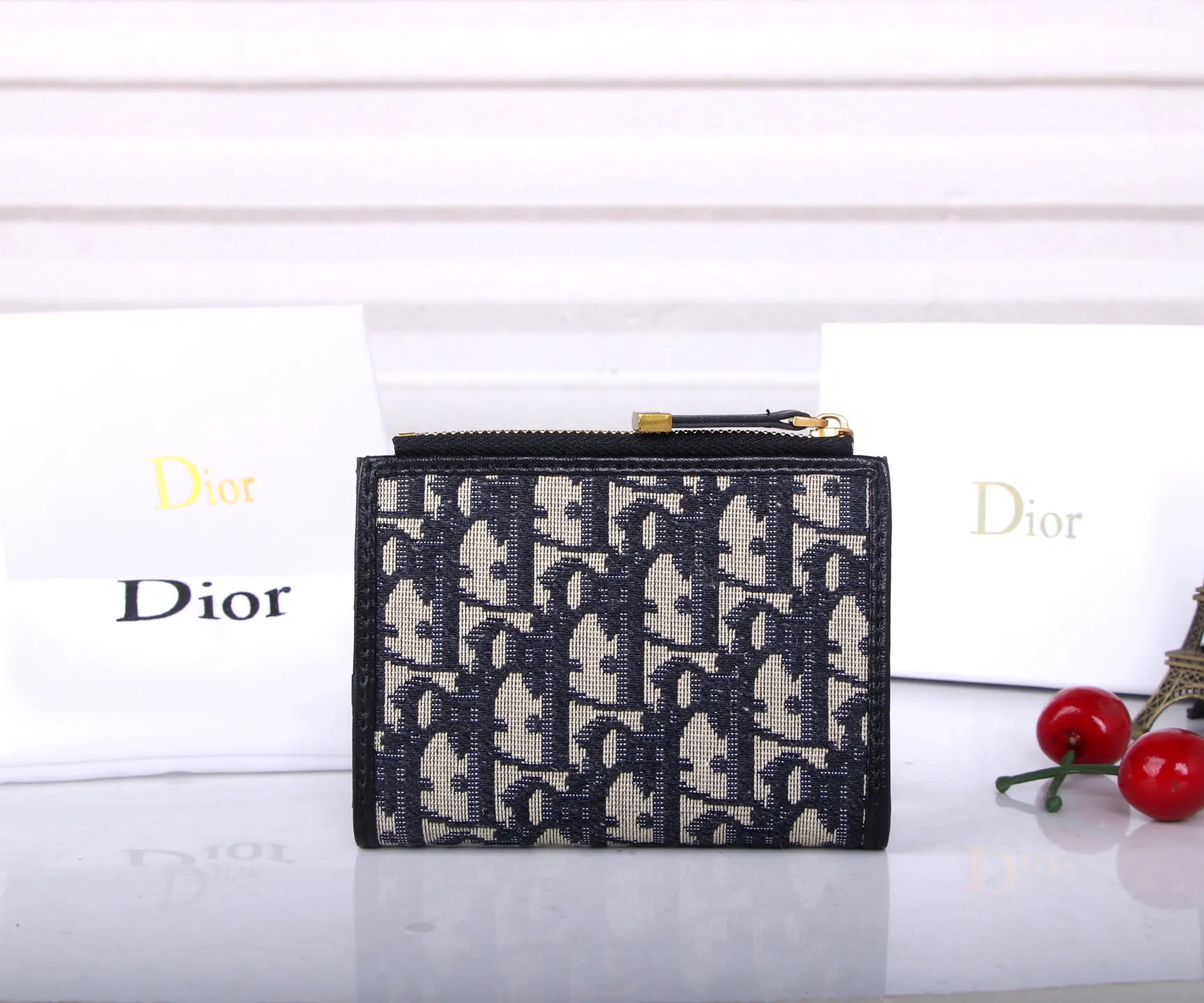 💰P170 Style No.: 3017-4 Brand: Dior Color: Black Size: 11.5*9*2 Description: The latest models from Dior counters are now available! Made of imported PVC with calfskin, the workmanship is exquisite, comparable to that of counters! Multifunctional small wallet, super practical! 3864
