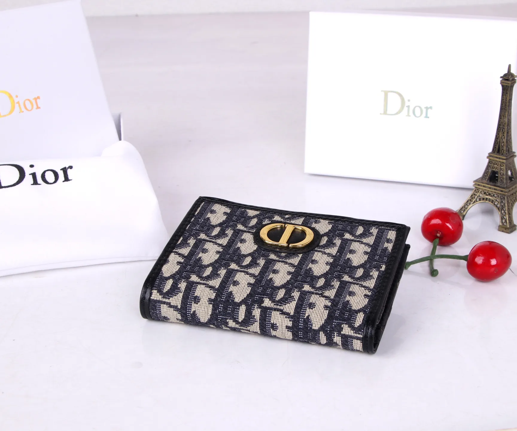 💰P170 Style No.: 3017-4 Brand: Dior Color: Black Size: 11.5*9*2 Description: The latest models from Dior counters are now available! Made of imported PVC with calfskin, the workmanship is exquisite, comparable to that of counters! Multifunctional small wallet, super practical! 3864