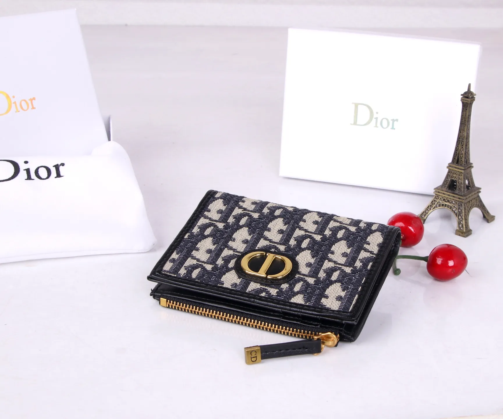 💰P170 Style No.: 3017-4 Brand: Dior Color: Black Size: 11.5*9*2 Description: The latest models from Dior counters are now available! Made of imported PVC with calfskin, the workmanship is exquisite, comparable to that of counters! Multifunctional small wallet, super practical! 3864