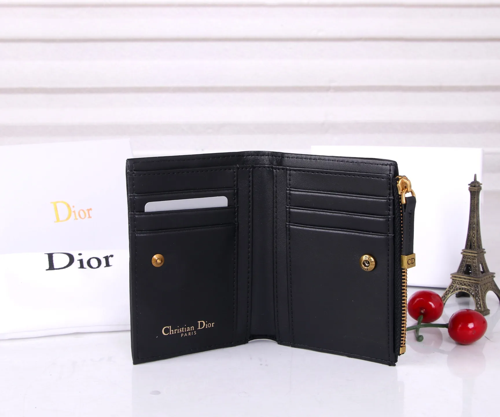 💰P170 Style No.: 3017-4 Brand: Dior Color: Black Size: 11.5*9*2 Description: The latest models from Dior counters are now available! Made of imported PVC with calfskin, the workmanship is exquisite, comparable to that of counters! Multifunctional small wallet, super practical! 3864