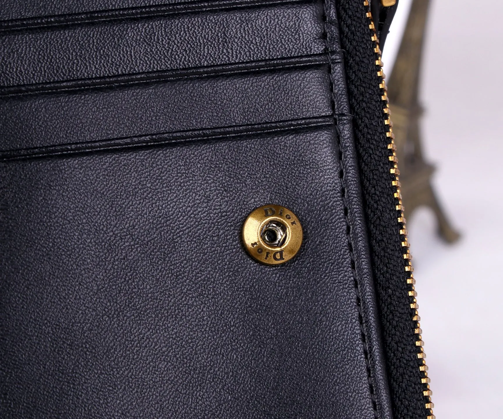 💰P170 Style No.: 3017-4 Brand: Dior Color: Black Size: 11.5*9*2 Description: The latest models from Dior counters are now available! Made of imported PVC with calfskin, the workmanship is exquisite, comparable to that of counters! Multifunctional small wallet, super practical! 3864