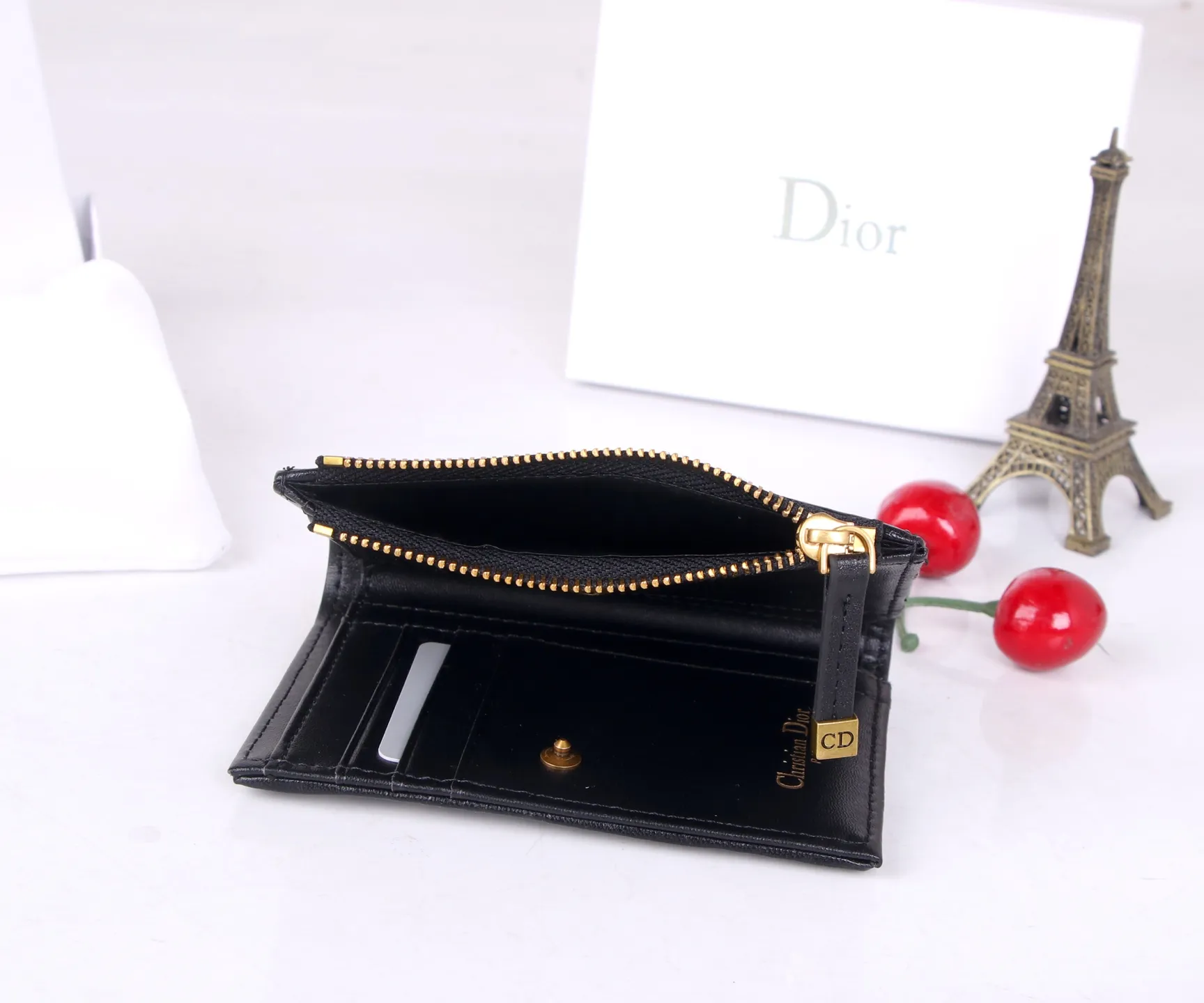 💰P170 Style No.: 3017-4 Brand: Dior Color: Black Size: 11.5*9*2 Description: The latest models from Dior counters are now available! Made of imported PVC with calfskin, the workmanship is exquisite, comparable to that of counters! Multifunctional small wallet, super practical! 3864