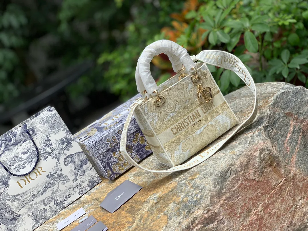 Top upgraded version 💰1800 Size: 24 x 20 x 11 CM Limited gold thread tiger model. D’s most popular lady series has a new model! The latest bag combines the classic Princess Diana style with embroidery technology. The presbyopia is embossed in the form of embroidery, showing a concave and convex effect, embodying texture everywhere! This top is classy, ​​absolutely fashionable and shows off your temperament! We have also sold Princess Diana’s most popular pure leather version. I would like to say that the magic of the latest retro presbyopia can make the same design version more beautiful!