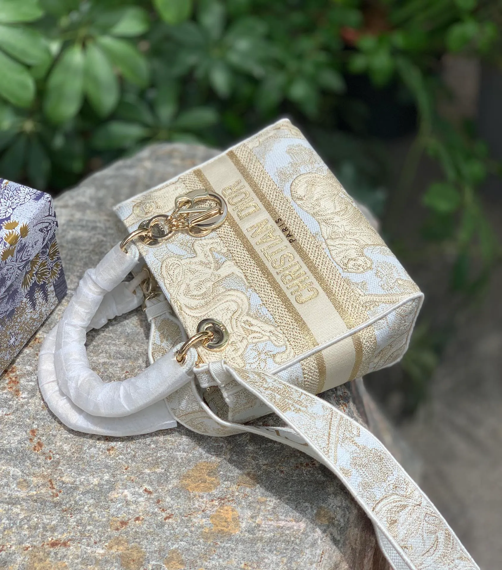 Top upgraded version 💰1800 Size: 24 x 20 x 11 CM Limited gold thread tiger model. D’s most popular lady series has a new model! The latest bag combines the classic Princess Diana style with embroidery technology. The presbyopia is embossed in the form of embroidery, showing a concave and convex effect, embodying texture everywhere! This top is classy, ​​absolutely fashionable and shows off your temperament! We have also sold Princess Diana’s most popular pure leather version. I would like to say that the magic of the latest retro presbyopia can make the same design version more beautiful!