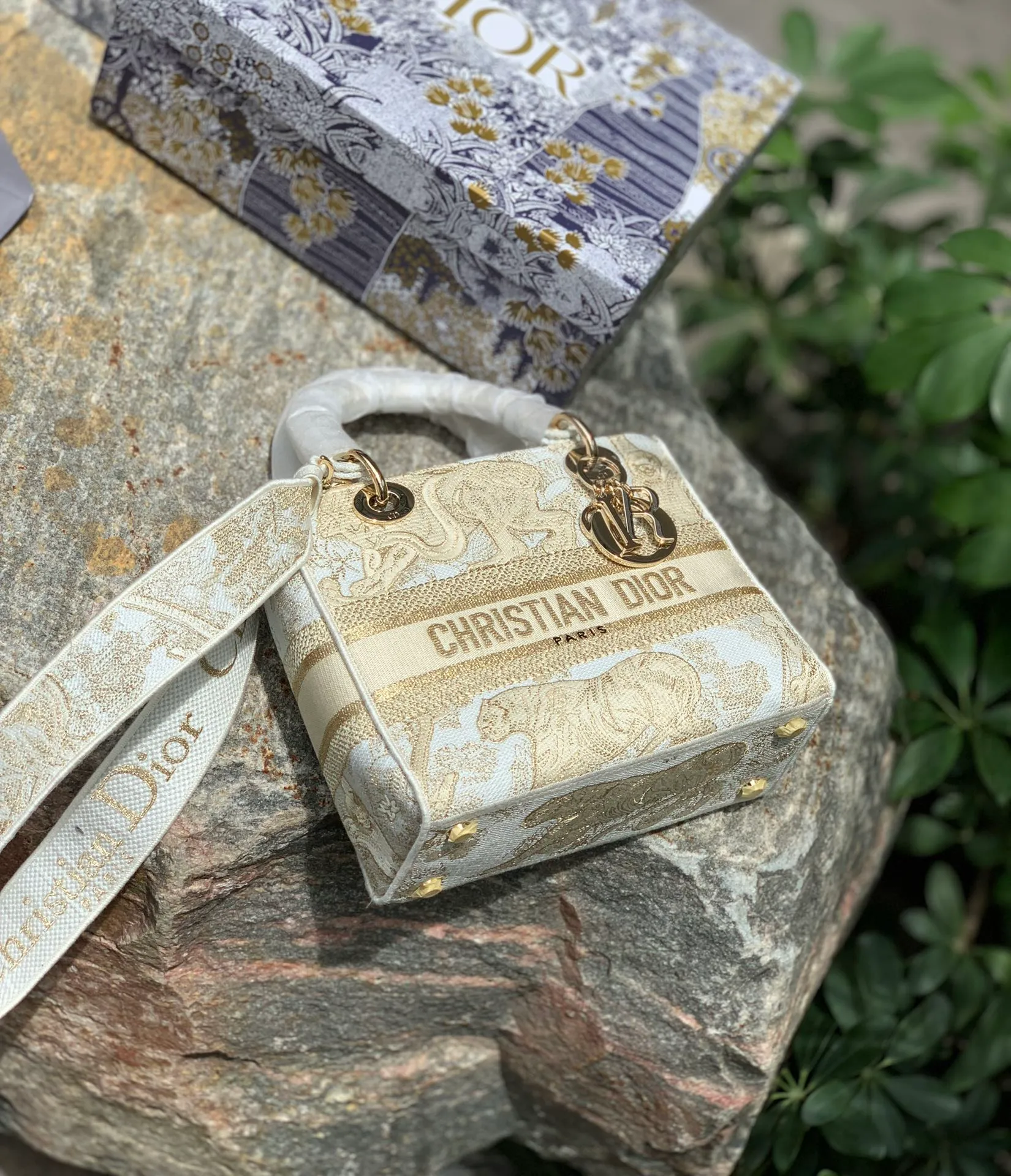 Top upgraded version 💰1800 Size: 24 x 20 x 11 CM Limited gold thread tiger model. D’s most popular lady series has a new model! The latest bag combines the classic Princess Diana style with embroidery technology. The presbyopia is embossed in the form of embroidery, showing a concave and convex effect, embodying texture everywhere! This top is classy, ​​absolutely fashionable and shows off your temperament! We have also sold Princess Diana’s most popular pure leather version. I would like to say that the magic of the latest retro presbyopia can make the same design version more beautiful!