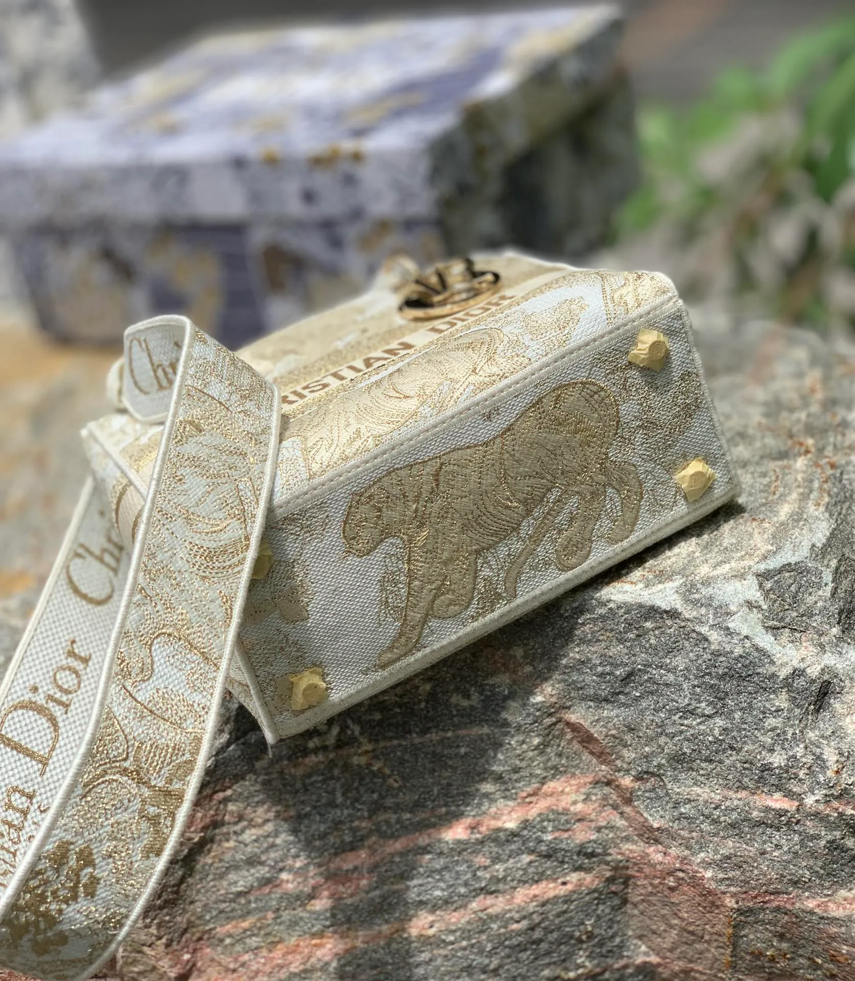 Top upgraded version 💰1800 Size: 24 x 20 x 11 CM Limited gold thread tiger model. D’s most popular lady series has a new model! The latest bag combines the classic Princess Diana style with embroidery technology. The presbyopia is embossed in the form of embroidery, showing a concave and convex effect, embodying texture everywhere! This top is classy, ​​absolutely fashionable and shows off your temperament! We have also sold Princess Diana’s most popular pure leather version. I would like to say that the magic of the latest retro presbyopia can make the same design version more beautiful!