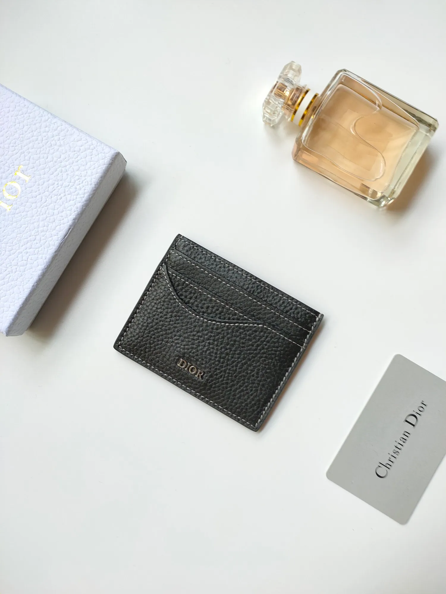 ￥90😍Dior’s new saddle card holder is an elegant accessory that showcases Dior’s exquisite craftsmanship. Style number: CH164 is carefully made of black grained cow leather and decorated with contrasting topstitching, highlighting the classic silhouette of the saddle series. There are three card slots on both sides and a card slot on the top to store various personal items. Elegantly styled with a metal-clad brass Dior signature on the front, it fits easily into any pocket. Size:10*8cm