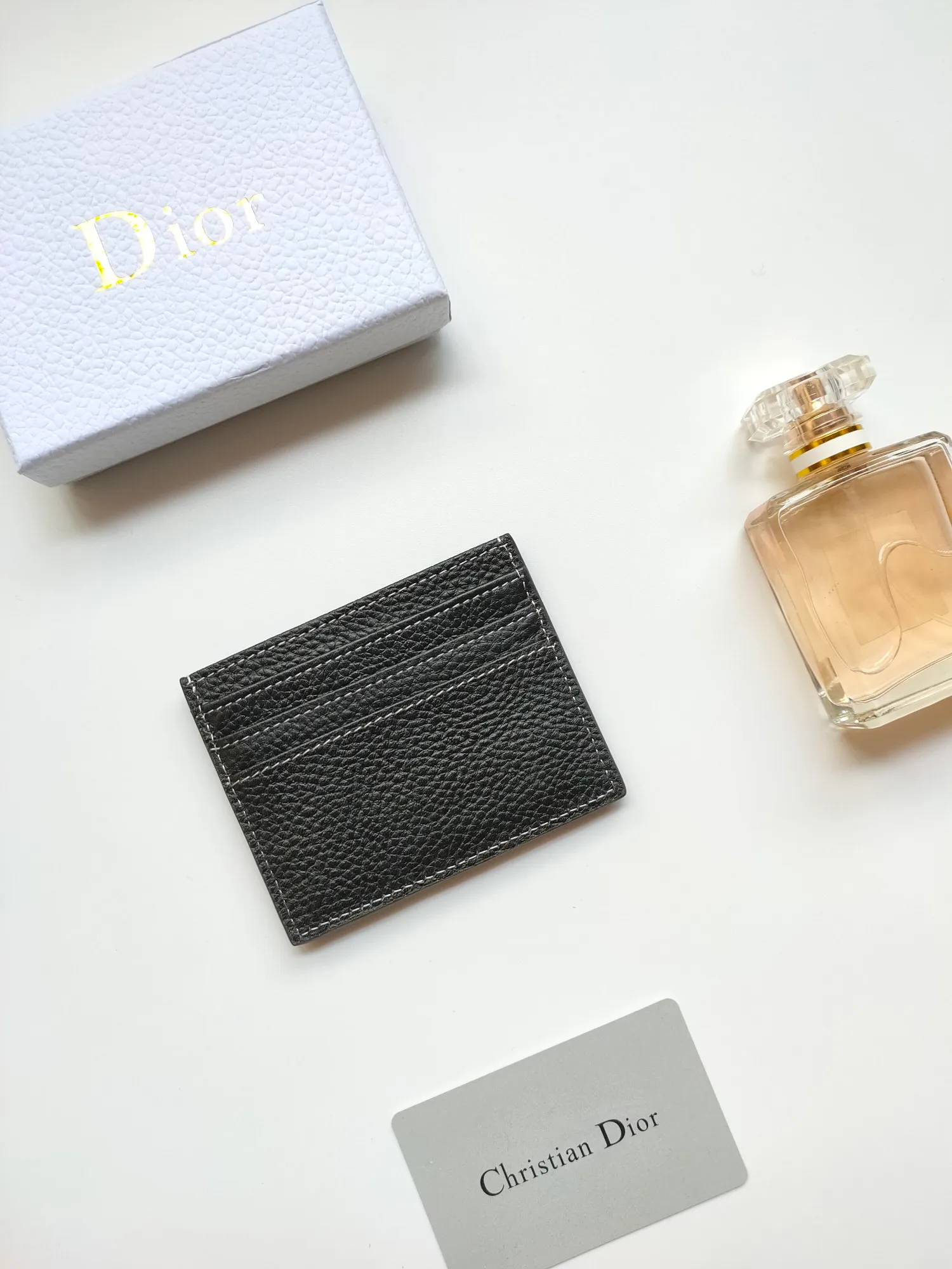 ￥90😍Dior’s new saddle card holder is an elegant accessory that showcases Dior’s exquisite craftsmanship. Style number: CH164 is carefully made of black grained cow leather and decorated with contrasting topstitching, highlighting the classic silhouette of the saddle series. There are three card slots on both sides and a card slot on the top to store various personal items. Elegantly styled with a metal-clad brass Dior signature on the front, it fits easily into any pocket. Size:10*8cm