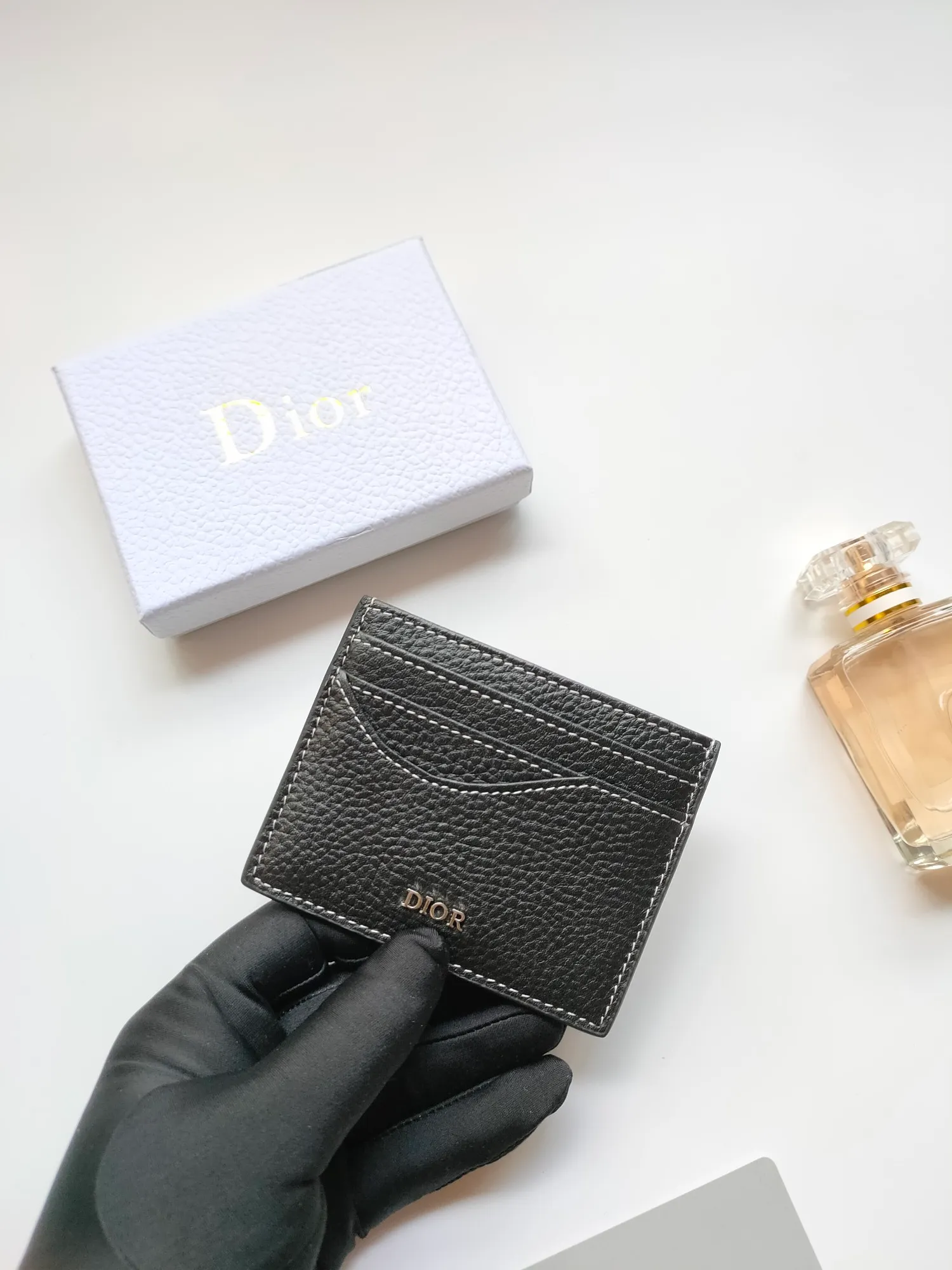 ￥90😍Dior’s new saddle card holder is an elegant accessory that showcases Dior’s exquisite craftsmanship. Style number: CH164 is carefully made of black grained cow leather and decorated with contrasting topstitching, highlighting the classic silhouette of the saddle series. There are three card slots on both sides and a card slot on the top to store various personal items. Elegantly styled with a metal-clad brass Dior signature on the front, it fits easily into any pocket. Size:10*8cm