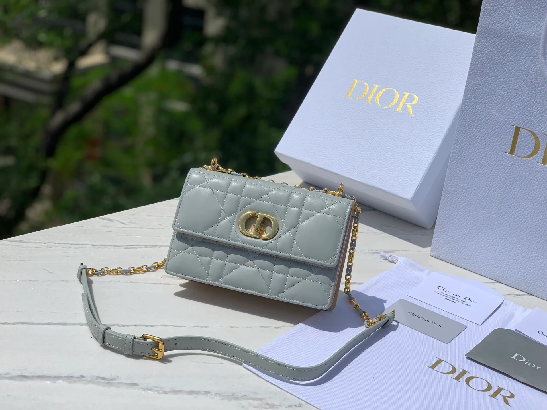 Top upgraded version 💰1760 Size: 17.3×13×7.5cm Dior Miss Caro mini chain bag (haze blue) really enriches the Dior CARO series! ! Popular all over the Internet, it is no surprise that it is your favorite small bag 👍 It also has the classic cannage pattern logo, which you will never get tired of. It is made of alternating gold-finished metal links and brown tortoise-shell effect resin links. It is paired with a leather strap for added comfort. It can be carried by hand, shoulder or crossbody. A completely god-like existence, cute and adorable, and so good-looking!