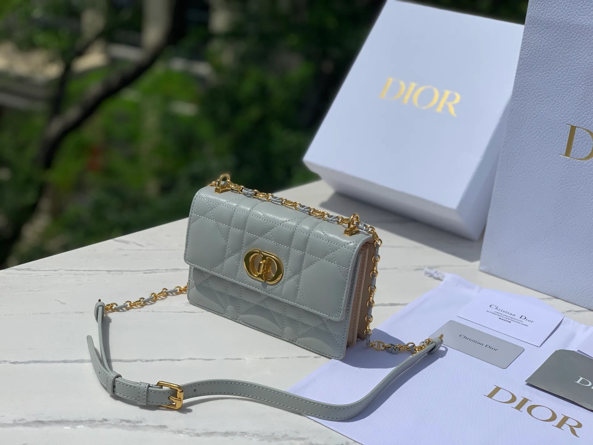 Top upgraded version 💰1760 Size: 17.3×13×7.5cm Dior Miss Caro mini chain bag (haze blue) really enriches the Dior CARO series! ! Popular all over the Internet, it is no surprise that it is your favorite small bag 👍 It also has the classic cannage pattern logo, which you will never get tired of. It is made of alternating gold-finished metal links and brown tortoise-shell effect resin links. It is paired with a leather strap for added comfort. It can be carried by hand, shoulder or crossbody. A completely god-like existence, cute and adorable, and so good-looking!