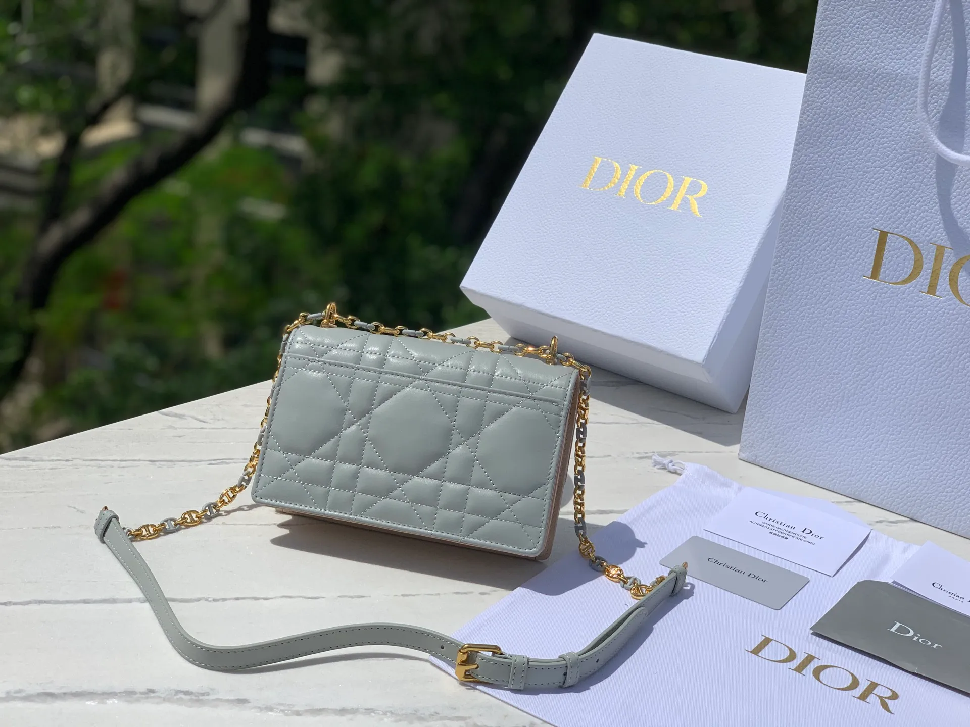 Top upgraded version 💰1760 Size: 17.3×13×7.5cm Dior Miss Caro mini chain bag (haze blue) really enriches the Dior CARO series! ! Popular all over the Internet, it is no surprise that it is your favorite small bag 👍 It also has the classic cannage pattern logo, which you will never get tired of. It is made of alternating gold-finished metal links and brown tortoise-shell effect resin links. It is paired with a leather strap for added comfort. It can be carried by hand, shoulder or crossbody. A completely god-like existence, cute and adorable, and so good-looking!