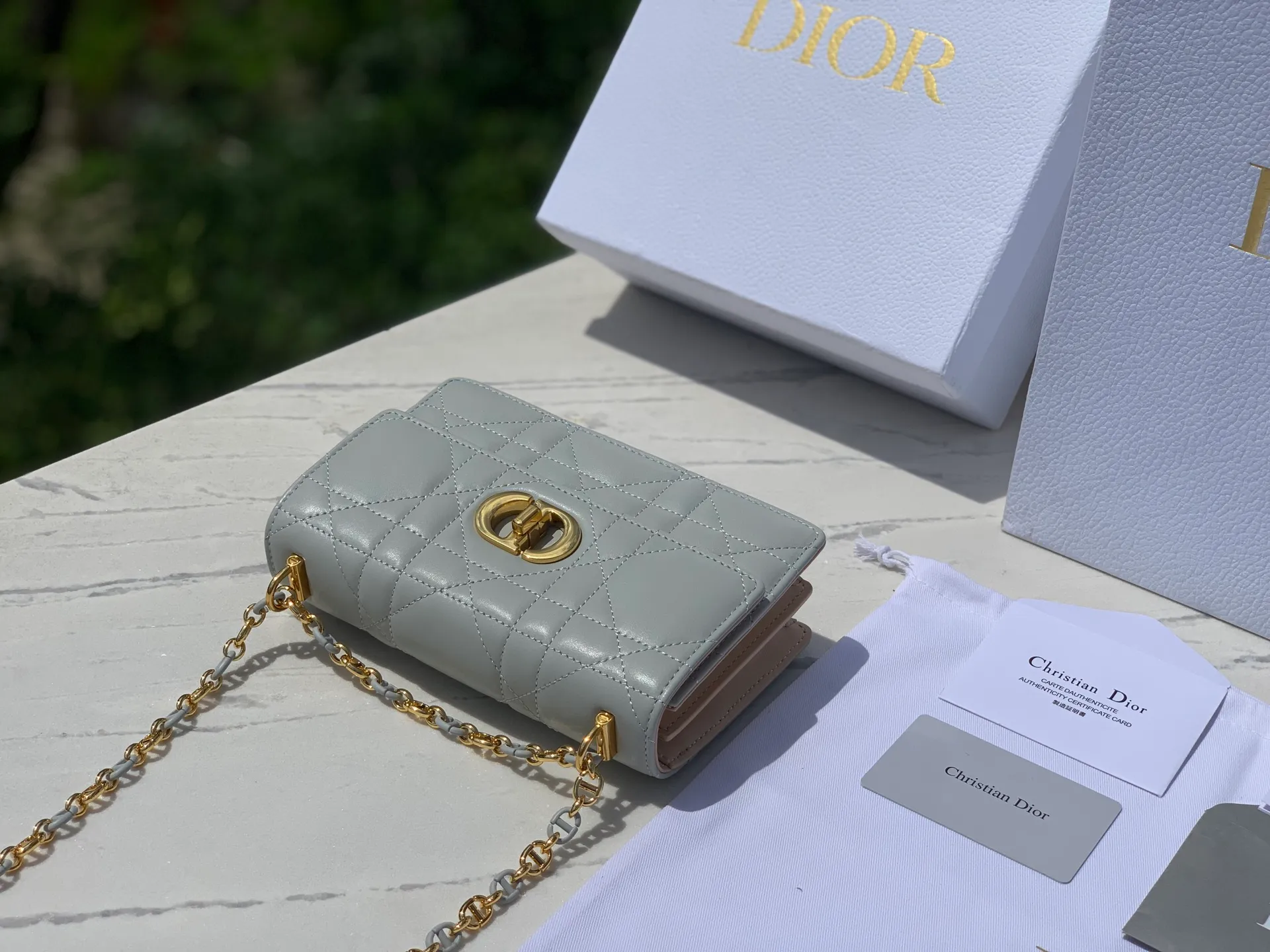 Top upgraded version 💰1760 Size: 17.3×13×7.5cm Dior Miss Caro mini chain bag (haze blue) really enriches the Dior CARO series! ! Popular all over the Internet, it is no surprise that it is your favorite small bag 👍 It also has the classic cannage pattern logo, which you will never get tired of. It is made of alternating gold-finished metal links and brown tortoise-shell effect resin links. It is paired with a leather strap for added comfort. It can be carried by hand, shoulder or crossbody. A completely god-like existence, cute and adorable, and so good-looking!