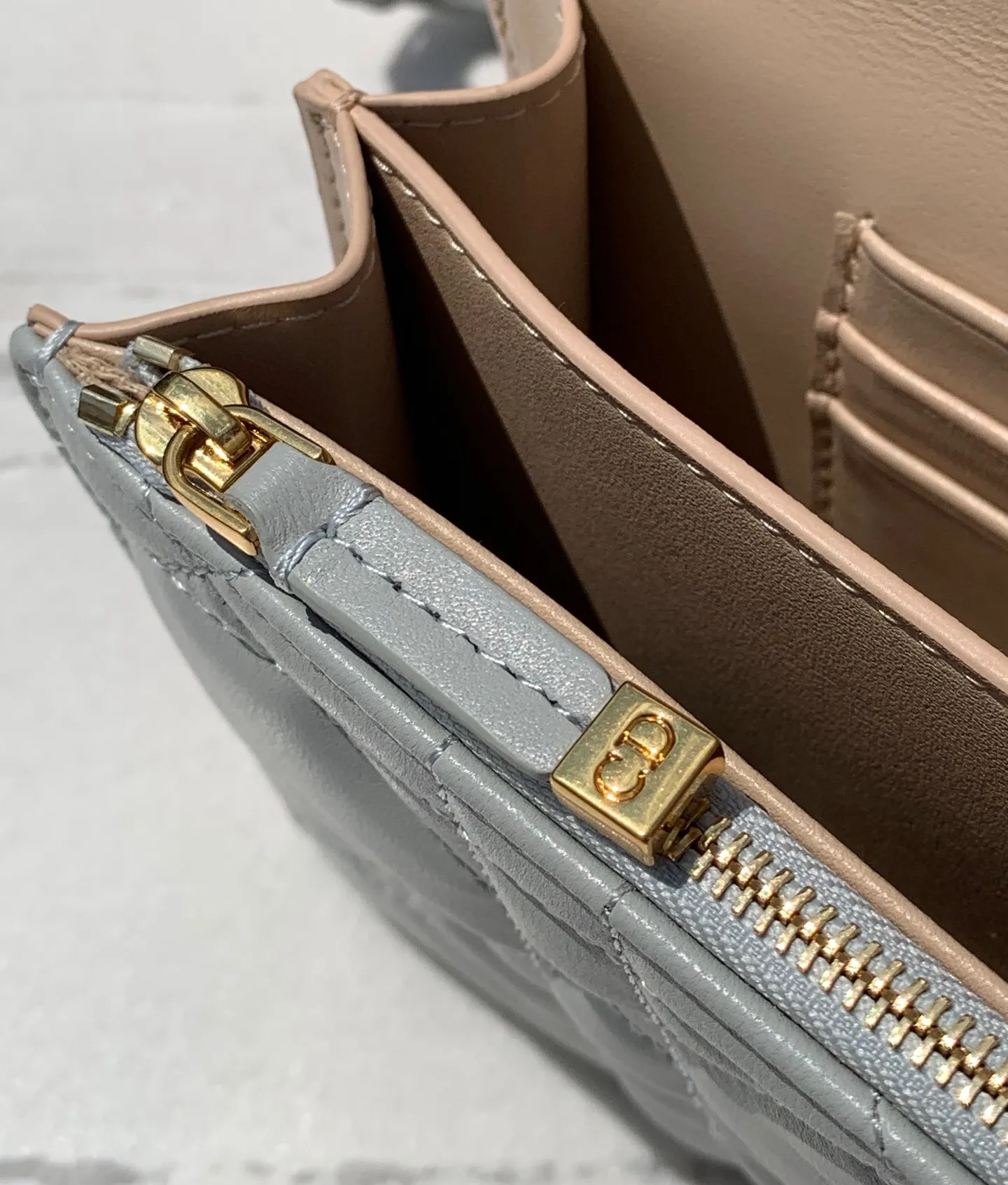 Top upgraded version 💰1760 Size: 17.3×13×7.5cm Dior Miss Caro mini chain bag (haze blue) really enriches the Dior CARO series! ! Popular all over the Internet, it is no surprise that it is your favorite small bag 👍 It also has the classic cannage pattern logo, which you will never get tired of. It is made of alternating gold-finished metal links and brown tortoise-shell effect resin links. It is paired with a leather strap for added comfort. It can be carried by hand, shoulder or crossbody. A completely god-like existence, cute and adorable, and so good-looking!