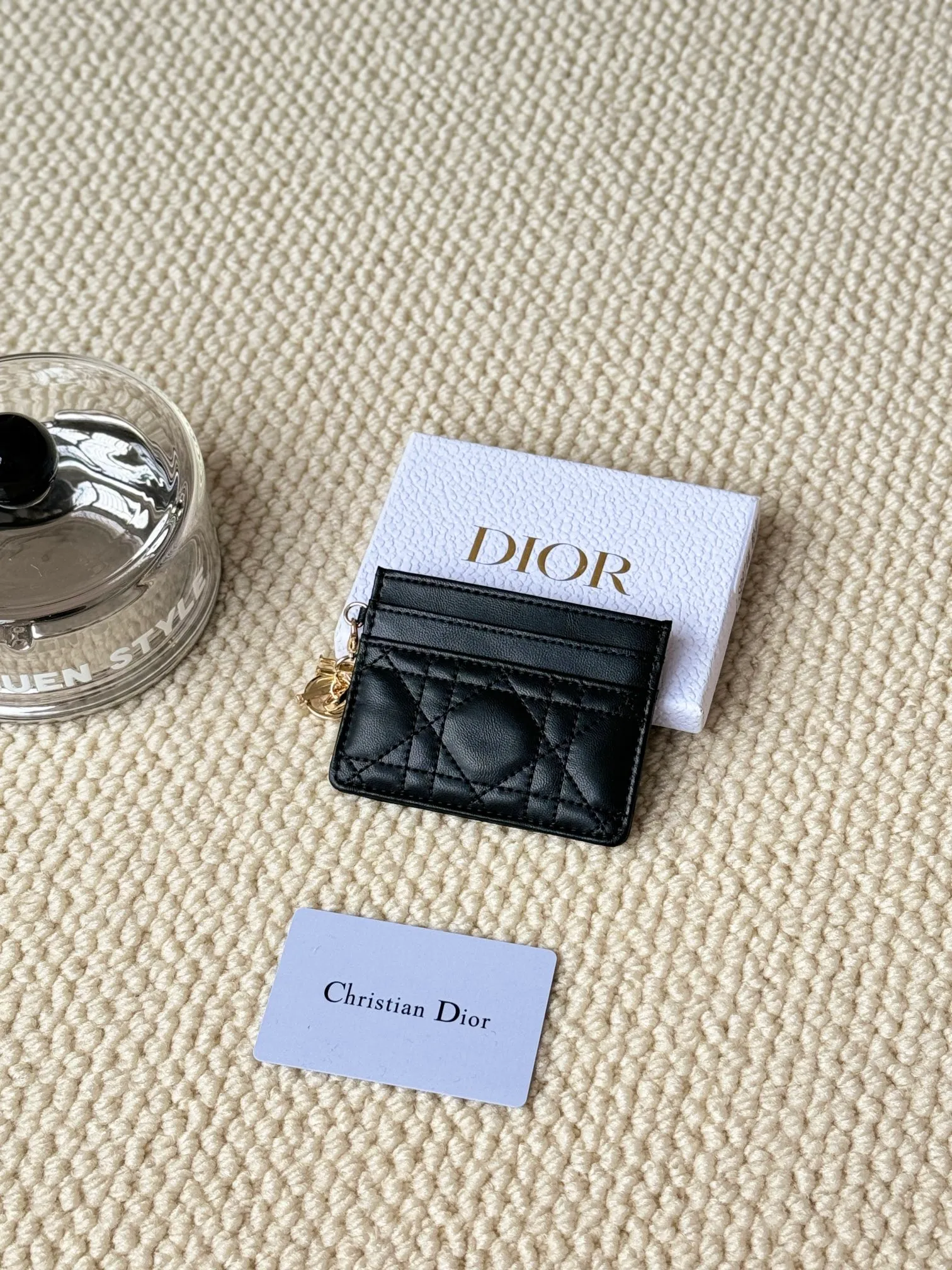 💰100LadyDior Sheepskin No.: S0974OVRB M81B T Lady Dior five-compartment card holder Product description: The color is as shown in the picture. This Lady Dior five-compartment card holder is new this season, elegant and practical. Crafted from cloudy blue patent cow leather, decorated with cannage pattern topstitching and embellished with a removable D.I.O.R. charm. Elegant and sophisticated, it has five card slots, suitable for various occasions, and can be combined with other Lady Dior